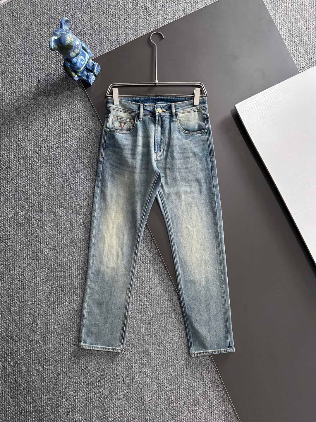 NO:539405,L Home 25SS spring and summer new fashionable retro washing nostalgic jeans, men's back waist presbyterian nameplate decoration straight slim casual jeans!  Trading companies have sparse channels and are on sale on the leading official website!  Predictable single items, a pair of jeans dominated by fabrics and craftsmanship, abandons the previous style and tone and takes the minimalist route. They are very pure and neat and clean, and the level of control in terms of dressing is not limited. They can be business or casual and fashionable, both solemn and harmonious, and have a full aura!  Selected high-end imported denim fabrics for customers, specially selected Japanese Okayama authentic 13oz ounce denim fabric, heavy environmentally friendly plant enzyme washing process, the texture has a light retro color, which is quite beautiful. The fabric is soft and delicate after washing, but has a strong bones and a little elastic, providing an excellent comfort experience. There is no damage to any craft elements throughout the body, retaining the purest tannin color!  It perfectly follows the elements of the new season. The latest waist leather mark highlights the brand characteristics. Combined with elegant brand elements, it highlights the quality of details. It is equipped with the iconic buttons of the season, which adds a lot of visual points. It is fashionable and modern, and is very exquisite. It highlights the brand identity in the details and strongly reflects the overall luxury and high-end feeling!  The style is perfectly tailored, and the hip lifting effect is excellent. It can easily sweep any top matching in the wardrobe. It has extensive compatibility and is satisfied with various daily outfits. It has a lot of upper body styles and must-have trousers for quality control and denim control!  Size 30-38 (no 35), louis vuitton, jeans, alexander wang19860909L家25SS春夏新款时尚复古水洗怀旧牛仔裤,男士后腰老花铭牌装饰直筒显瘦休闲牛仔长裤！贸易公司渠道稀出,领先官网发售！可预测性的爆卖单品,以面料和工艺为主导的一款牛仔裤,摒弃了以往的风格与基调,走了极简的路线,非常纯粹且利落干净,穿搭性方面驾驭层次不受局限,即可商务也可休闲时髦,亦庄亦谐,自带满格气场！ 精选客供高级进口的丹宁牛仔面料,特选日本冈山纯正13oz 盎司牛仔布料,重磅环保植物酵素水洗工艺,肌理有着淡淡的复古色彩,相当漂亮,面料经过水洗后柔软细腻,但筋骨感极强,且略带弹力,提供了绝佳的舒适体验,通身无任何工艺元素破坏,保留了最纯粹的丹宁本色！完美沿袭了新一季的元素,最新的腰部皮标彰显了品牌特质,结合优雅的品牌元素,凸显了细节之品质感,搭载当季标志性纽扣,视觉方面加分不少,时髦而摩登,非常精湛,于细节之处即彰显了品牌身份又强烈体现出整体的奢华与高级感！版型剪裁完美,提臀修身效果绝佳,可轻松横扫衣橱任何的上装搭配,兼容性广泛,满足于日常各种穿搭,上身型款十足,于品质控及牛仔迷控者必入型裤装！尺码30-38（无35）,,louis vuitton,jeans,alexander wang,Men's clothing