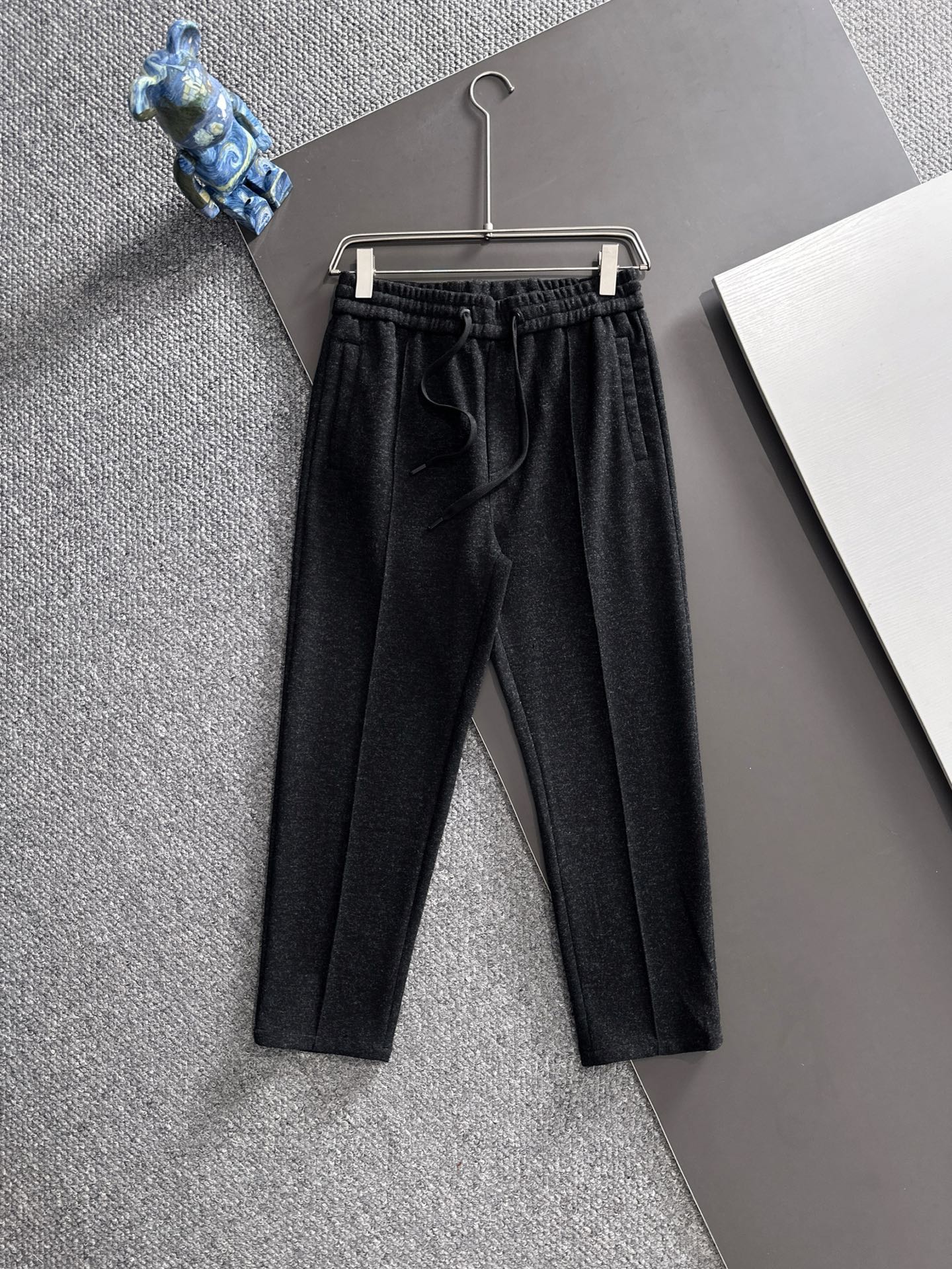 NO:567112,Z Wool Pants, the new autumn and winter men's straight-leg sweatpants, cashmere wool blended fabric, three logos, elastic waist drawstring, pocket design on both sides, fitted tailoring, neat stitching, impeccable details (a must-have item that is definitely the highest version on the market), classic and versatile, while having a casual sense of relaxation on the upper body, comfortable and breathable, warm while reflecting high-end texture, full appearance, order code size M-3XL.,, alexander wang19860909Z 羊毛裤 秋冬新款男士直筒运动裤,羊绒羊毛混纺面料、三标齐、松紧腰抽绳、两侧口袋设计,合体的裁剪、车线工整、细节无可挑剔（人手必备单品绝对市场最高版本）经典百搭 同时上身有总随意的松弛感,舒适透气 保暖的同时体现高档质感、全品相的订单 码数M-3XL.,,alexander wang,Men's clothing