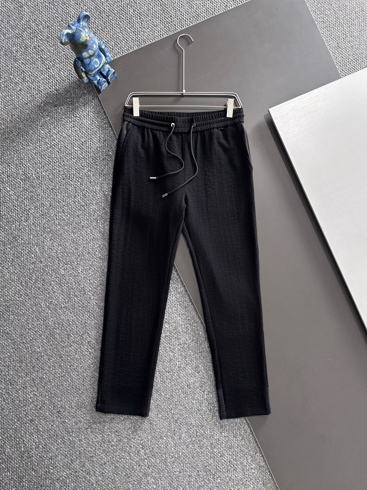 NO:567116,Miu Miu 2025 Autumn and Winter customized casual pants. Clean and neat tailoring, full of urban style. Made of worsted fabric that feels soft and waxy. The upper body effect is stylish. The classic logo design is very beautiful. So many top-quality raw materials create high-end products with unparalleled value. The first choice for high-end fashion people. Sizes M-3XL, alexander wang19860909缪缪 2025 秋冬定制休闲裤 干净利落剪裁,都市风十足 采用精纺面料手感软糯.上身效果有型.经典logo设计非常好看如此众多的顶级原料,打造出价值感无与伦比的高端产品,高端潮流时尚人士首选 尺码M-3XL,,alexander wang,Men's clothing