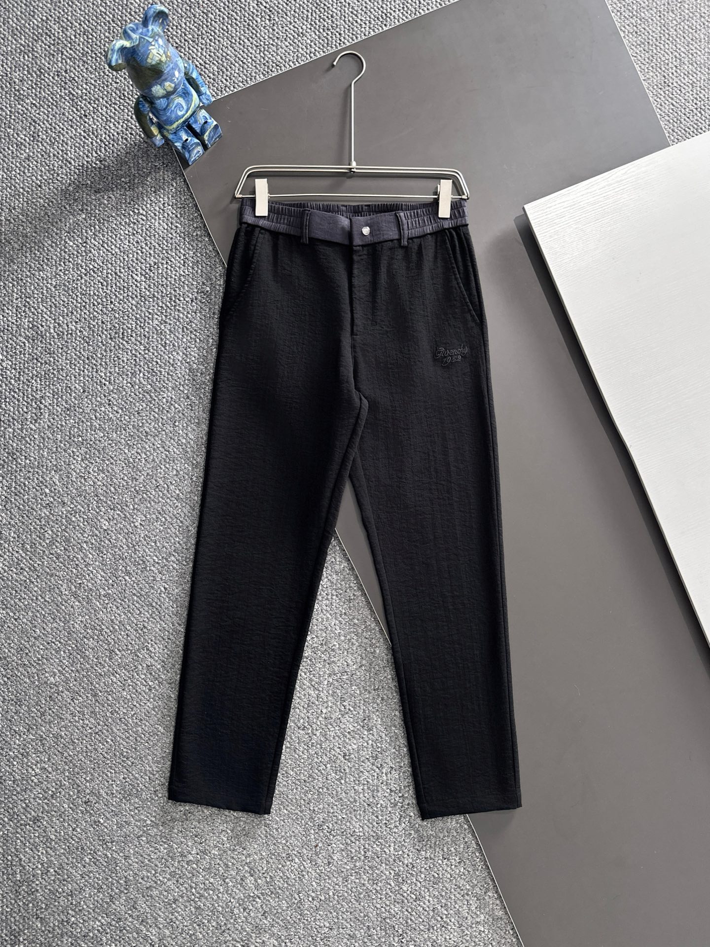 NO:567120,GVC2025 new autumn and winter casual pants! Official website for simultaneous sale. Brand classic logo casual pants, customized fabrics, excellent comfort, strong touch. Highly recognizable, perfect appearance and craftsmanship. Size: m-3XL,, alexander wang19860909GVC2025秋冬新款休闲裤!官网同步发售.品牌经典logo休闲裤,定制面料,舒适度极好,手触感强烈.辨识度极高,完美品相工艺. 尺码: m-3XL,,alexander wang,Men's clothing