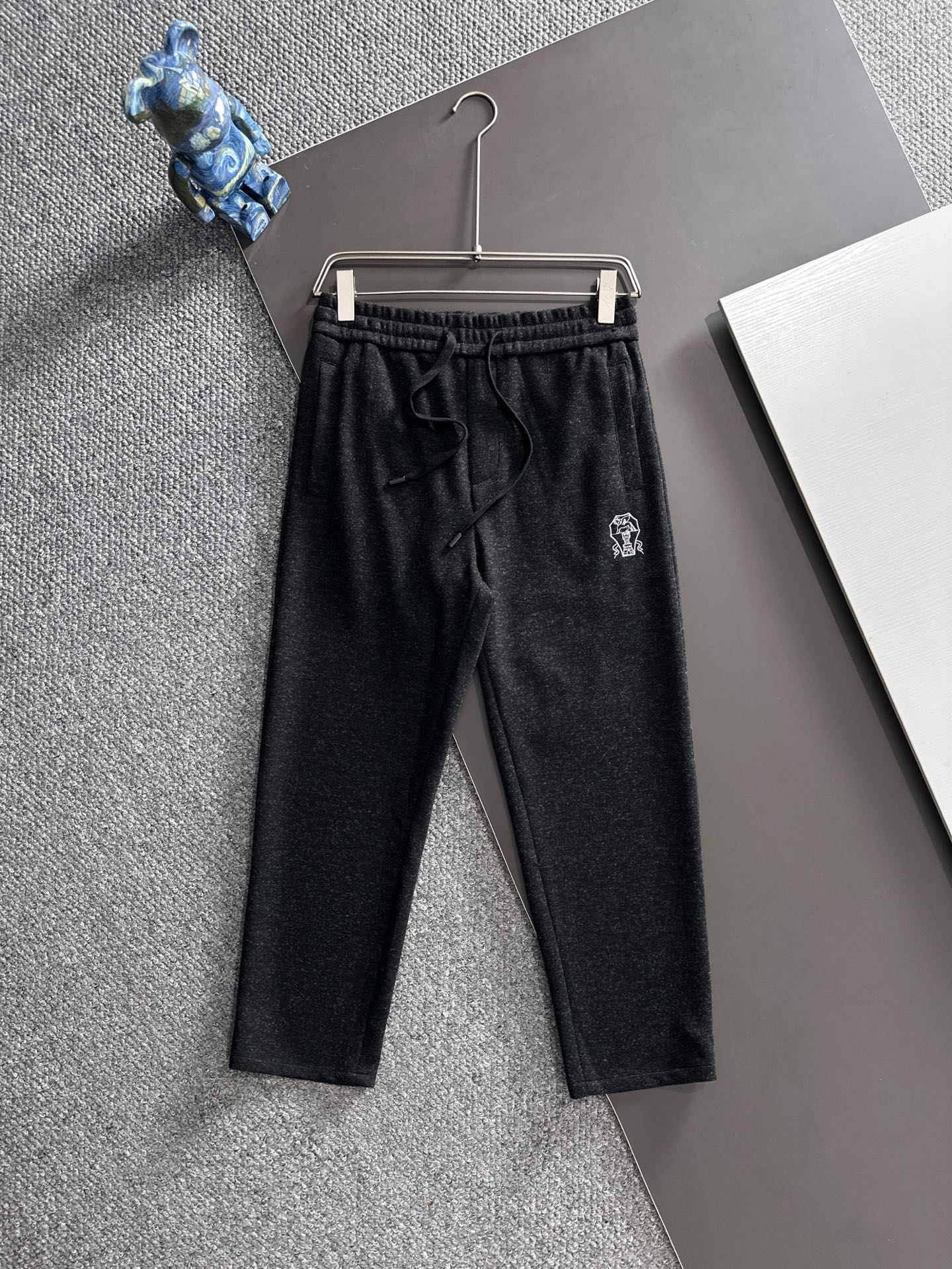 NO:567104,New products for autumn and winter Wool Pants LP Nuoyoupanya New men's straight-leg sweatpants for autumn and winter, cashmere wool blended fabric, three logos, elastic waist drawstring, pocket design on both sides, fitted tailoring, neat stitching, impeccable details (a must-have item, the highest version on the market) classic and versatile. At the same time, the upper body has a casual sense of relaxation, comfortable and breathable, warm while reflecting high-end texture, full condition, order size M-3XL,, loro  piana,alexander wang19860909秋冬新品 羊毛裤 LP 诺悠翩雅 秋冬新款男士直筒运动裤,羊绒羊毛混纺面料、三标齐、松紧腰抽绳、两侧口袋设计,合体的裁剪、车线工整、细节无可挑剔（人手必备单品 绝对市场最高版本）经典百搭 同时上身有总随意的松弛感,舒适透气 保暖的同时体现高档质感、全品相的订单 码数M-3XL,,loro piana,alexander wang,Men's clothing