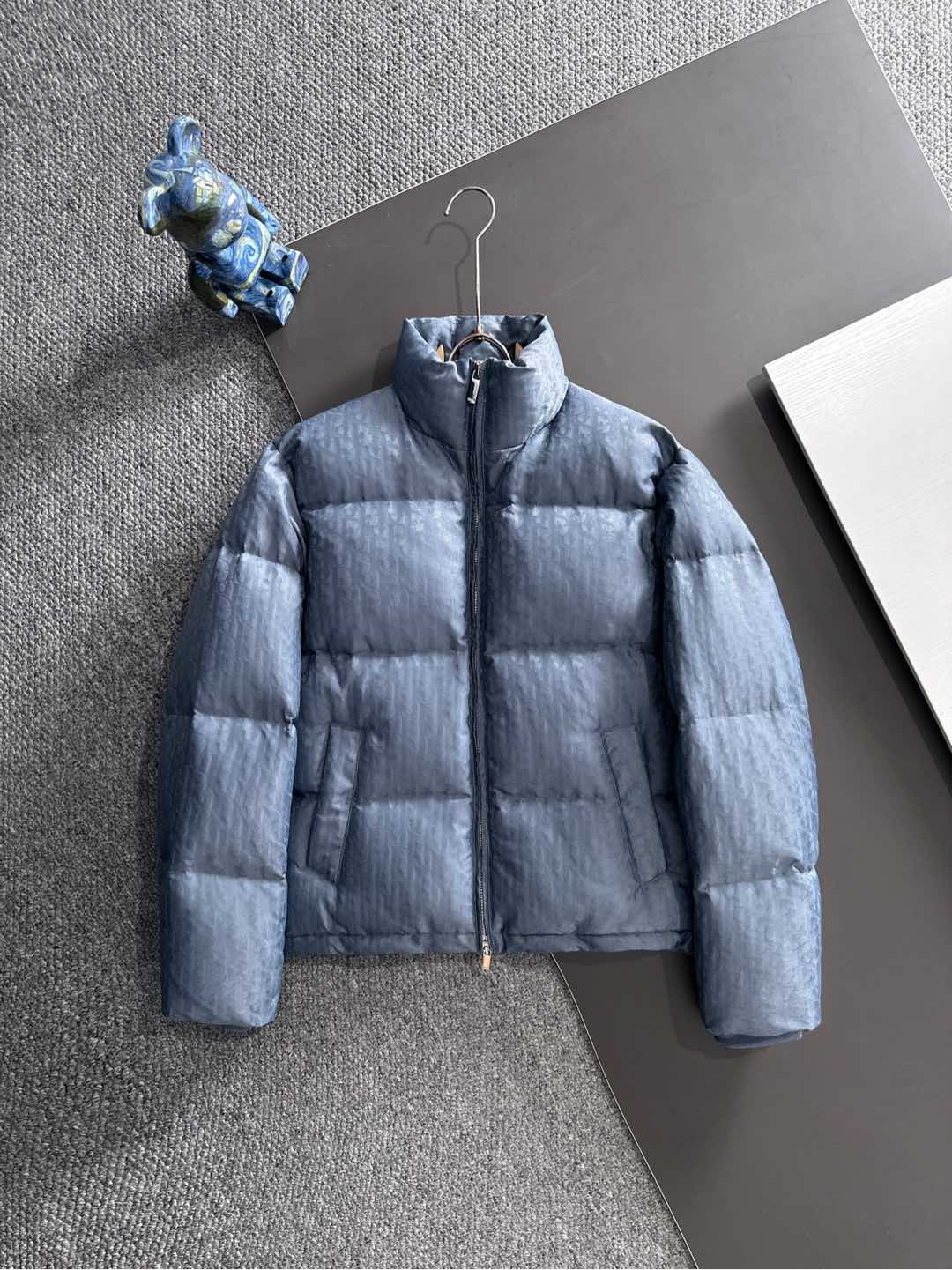 NO:629430,The high version (with logo on the lining) comes with an exclusive dust bag. This 25-year-old jacket highlights Dior's classic Oblique print. It is made of black technical jacquard fabric and is decorated with a Dior rubber patch on the back. The stand-up collar highlights the personality. The whole body is decorated with tonal printing, and exquisite details enhance the style. Comes with the original dust bag. The back is decorated with a Dior rubber patch. The whole body is decorated with an Oblique stand-up collar. Two-way zipper closure, with Dior signature zipper puller.  CD snap color black haze blue size S-XL, dior, jackets & coats, alexander wang19860909高版本（里布有logo）配专属防尘袋 25年这款夹克突显 Dior 经典的 Oblique 印花.采用黑色科技提花面料精心制作,背面饰以 Dior 橡胶补丁,搭配立领彰显个性.通体饰以同色调印花,精巧细节提升造型格调.配原版防尘袋. 背面饰以 Dior 橡胶补丁 通体饰以 Oblique 立领 双向拉链开合,搭配 Dior 标志拉链头 搭配 CD 按扣 颜色黑色 雾霾蓝 尺码S-XL,,dior,jackets & coats,alexander wang,Men's clothing