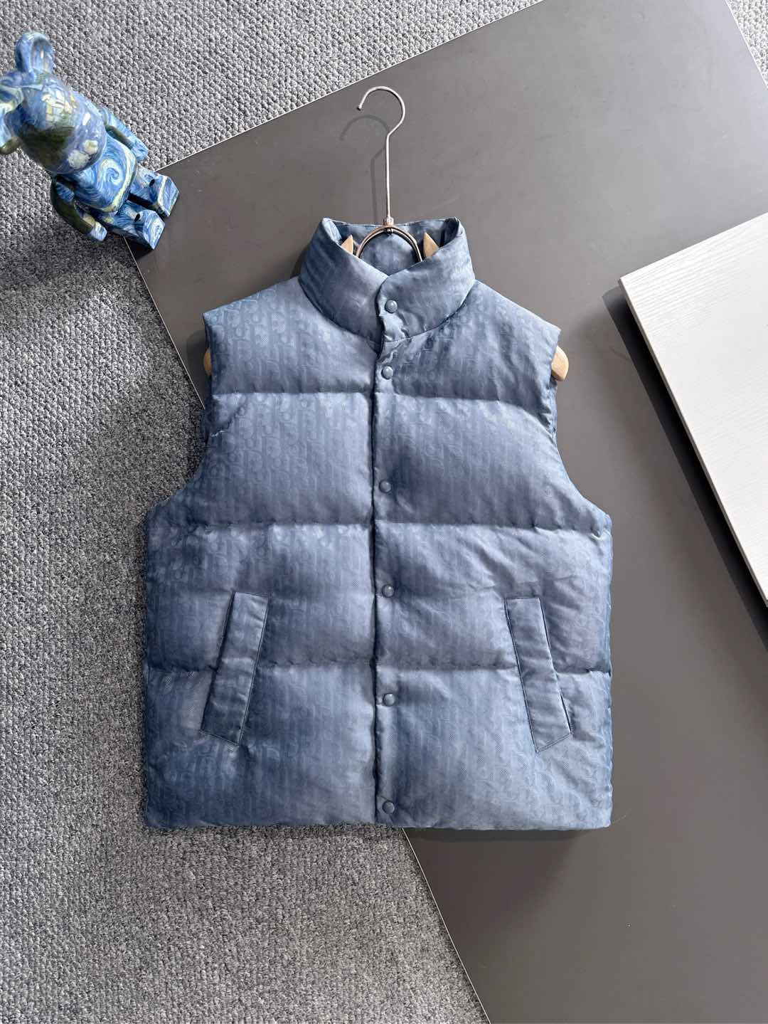 NO:629436,High version (with logo on the lining) with exclusive dust bag DR DIoR 25FW new down vest  The fabric uses scientific jacquard technology to apply laser jacquard technology to the fabric, making the entire piece more concave and convex, with a stronger three-dimensional effect. This technology not only improves the visual effect of the fabric, but also enhances the durability and comfort of the fabric. The custom-woven high-density satin nylon material, combined with the dark jacquard weave method, makes the down highly waterproof, anti-fouling, and dust-proof. This ensures that it can maintain good appearance and performance in bad weather.  Printing process Oblique printing is applied to the fabric through precise printing technology, perfectly integrating with the fabric, showing a low-key and luxurious visual effect. The down filling is strictly processed and screened to ensure the fluffiness and warmth of the down. The down is evenly filled into the liner and fixed by sewing and gluing.  Detail processing is carried out on the collar, cuffs, hem and other parts to improve the practicality and beauty. At the same time, ironing and inspection are carried out to ensure that the product quality meets the standards. Black, same style for men and women!  SIZE: S-XL three standard complete, dior, down jacket, alexander wang19860909高版本（里布有logo）配专属防尘袋 DR DIoR 25FW新款羽绒马甲 面料采用科技提花技术在面料上应用激光提花技术,使整件凹凸有致,立体感更强.这种技术不仅提升了面料的视觉效果,还增强了面料的耐用性和舒适度.定织高密度缎面尼龙材质,结合暗纹提花织法,使得羽绒具有极高的防水、防污、防尘性能.这确保了在恶劣天气下也能保持良好的外观和性能. 印花工艺Oblique印花通过精密的印刷技术应用于面料上,与面料完美融合,呈现出低调而奢华的视觉效果. 羽绒填充经过严格的处理和筛选,确保羽绒的蓬松度和保暖性.将羽绒均匀地填充到的内胆中,并通过缝制压胶等方式固定. 细节处理在的领口、袖口、下摆等部位进行细节处理,以提升的实用性和美观度.wt同时,对进行整烫和检验,确保产品质量符合标准. 黑色,男女同款！ SIZE:S-XL 三标齐全,,dior,down jacket,alexander wang,Men's clothing