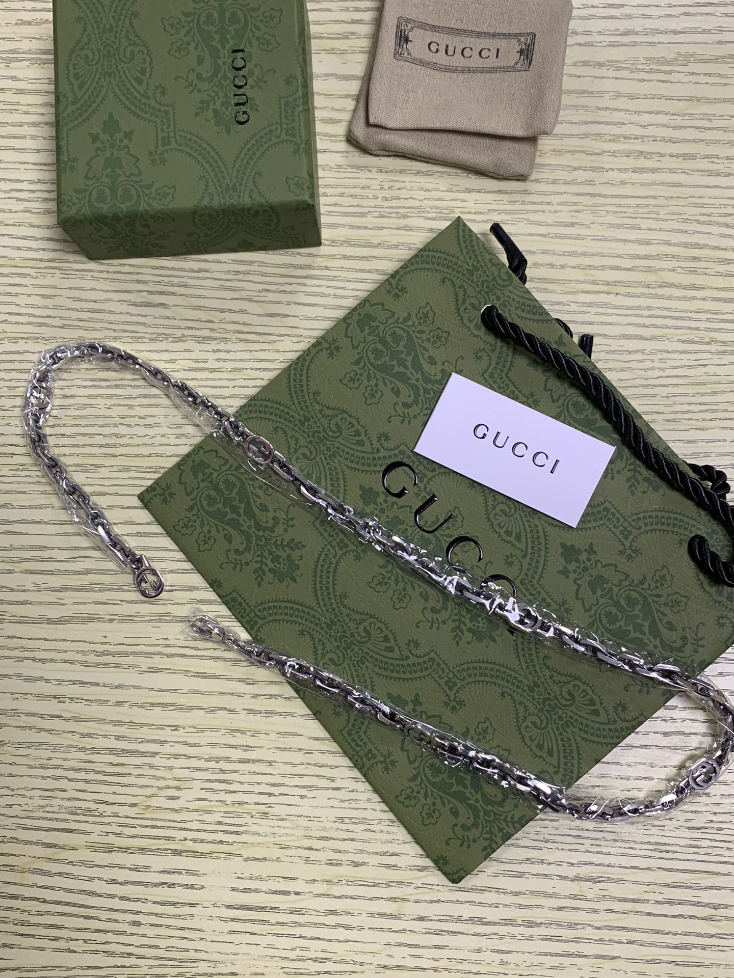 NO:633809,88880, Gucc* Gucci Double G interlocking necklace for men and women, silver, interlocking six double G thick necklace. This sterling silver necklace uses the double G monogram intertwined pattern to pay tribute to the brand's design origin. The interlocking double G elements derived from the archive design have always expressed high respect to the brand founder in different ways. The original distressed effect. The chain length is 60CM with a full set of packaging, gucci, gucci, necklace, pure silver, Cartier high-end jewelry1986090988880,Gucc* 古驰双G男女互扣式项链 银,互扣式六个双G粗款项链 这款纯银项链采用 双G字母交织图案,以致敬品牌设计本源.源自典藏设计的互扣式双G元素一直以不同方式向品牌创始人表达崇高敬意按原版做旧效果. 链长60CM 配全套包装,,gucci,gucci,necklace,pure silver,卡迪亚高端饰品,Jewelry