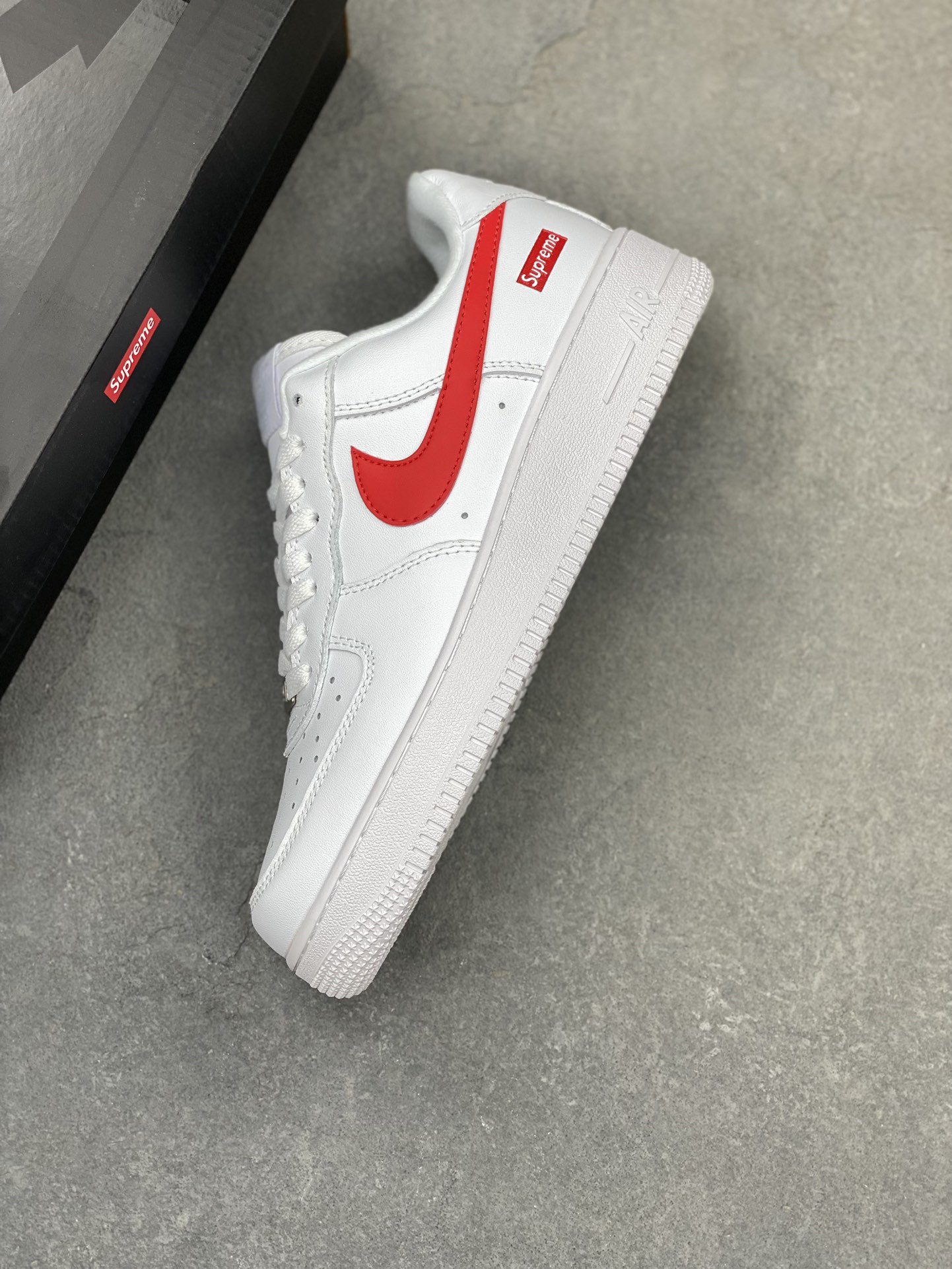 Supreme x Nike Air Force 1 Low 'White Red' - Limited Edition Sneakers 8 i1724101671 5009 1