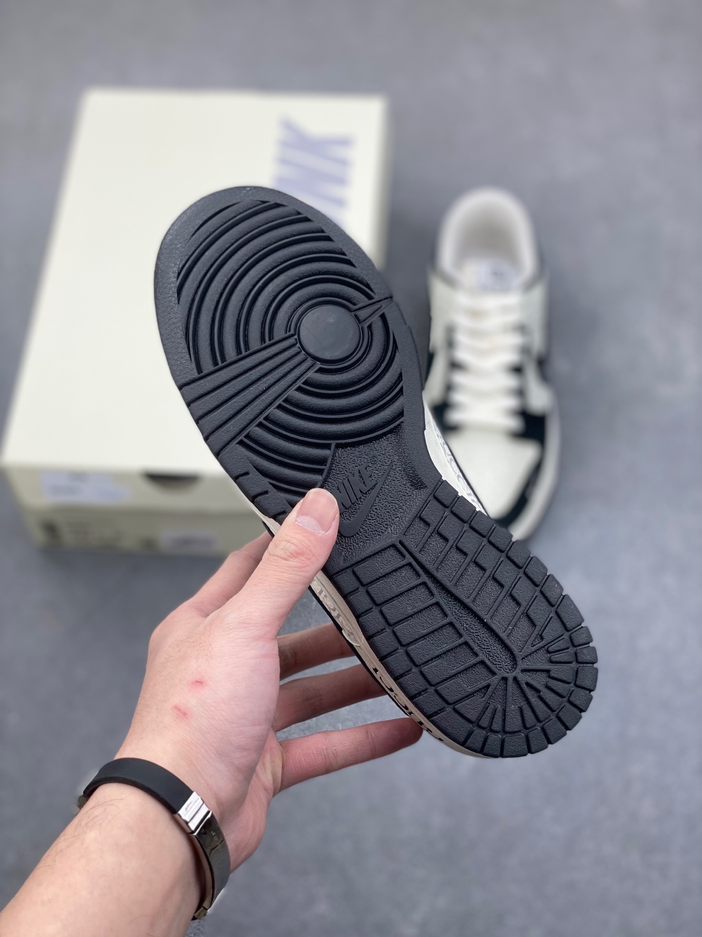 Nike SB Dunk Low Custom Anniversary Edition Sneakers with Gucci Accents 7 i1736370142677 2463 0 5