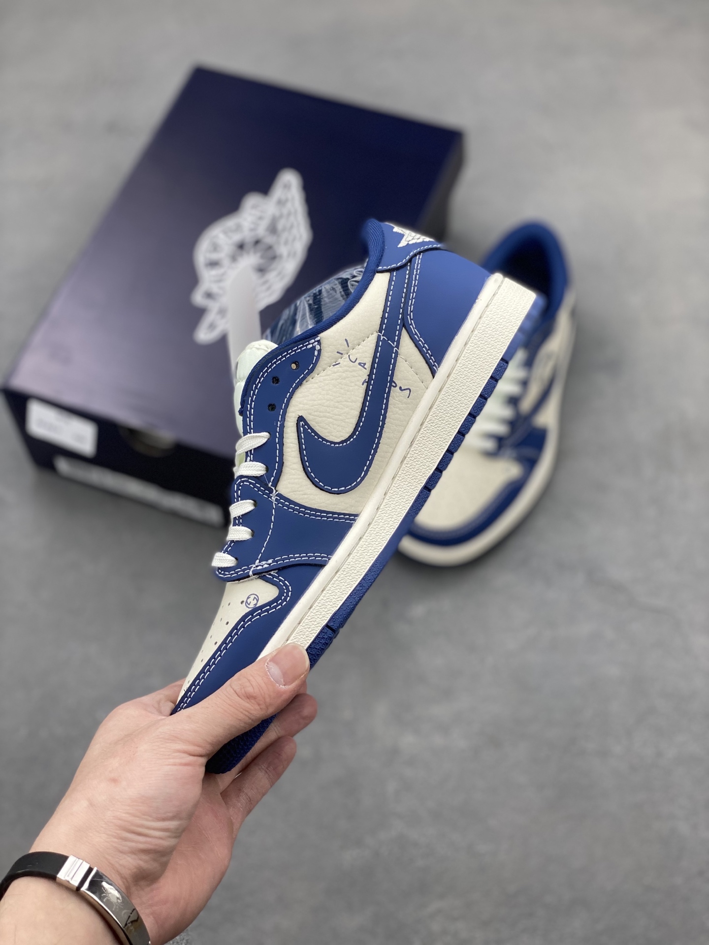 Travis Scott x Fragment Design x Air Jordan 1 Low OG SP - Premium Sneakers 4 i1742838238317 636 0 2