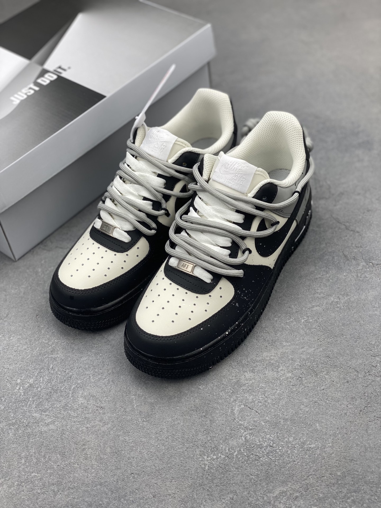 Nike Air Force 1 '07 Low Black and White Sneakers Limited Edition 9 i1743437027664 9895 0 7