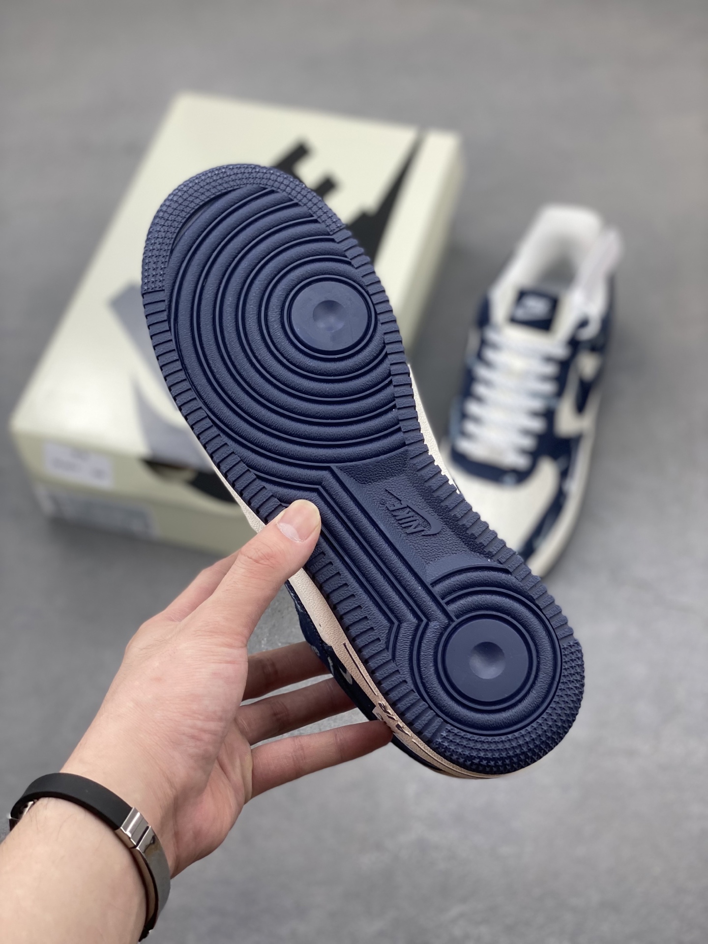 Nike Air Force 1 '07 Low Sneakers - Limited Edition with Supreme Detailing 7 i1749572470520 1420 0 5