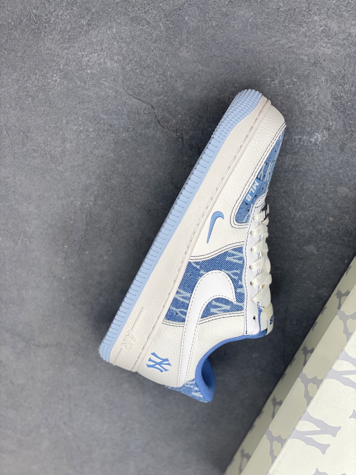 Nike Air Force 1 '07 Low Sneakers - Limited Edition MLB New York Yankees Design 8 i1749572671917 863 0 6