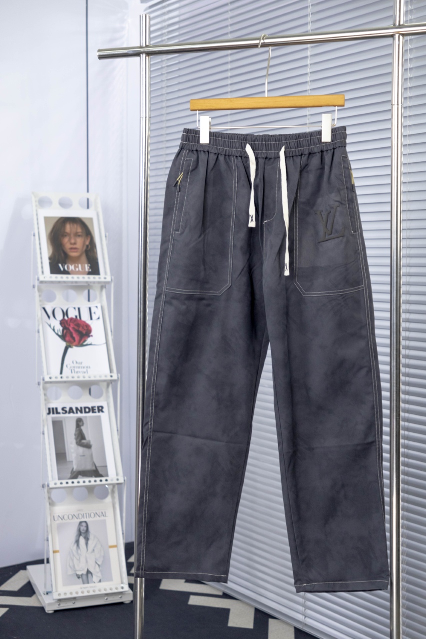 CLYS GZ5#🔥155ss新品 LV路易威登 原单专柜工装裤 搭配织带针织 奢华经典品牌原版LOGO配饰 专柜热销款 身穿着非常舒适 低调不失奢华 穿出去非常有档次 裤型款式和裁剪亦无需多言 上身精致跃然👍高档一等一顶级质料 真正殿堂级的工装裤 选用土耳其的全棉 ✂️品质卓然,经过重水洗使得裤子很柔软 不挑人 上身绝对的有型 极度奢华.L.XL.XXL. XXXL 颜色:黑色 灰色