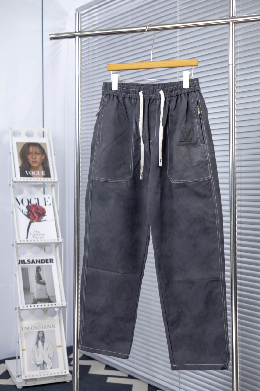 CLYS GZ4# 🔥155ss新品 LV路易威登 原单专柜工装裤 搭配织带针织 奢华经典品牌原版LOGO配饰 专柜热销款 身穿着非常舒适 低调不失奢华 穿出去非常有档次 裤型款式和裁剪亦无需多言 上身精致跃然👍高档一等一顶级质料 真正殿堂级的工装裤 选用土耳其的全棉 ✂️品质卓然,经过重水洗使得裤子很柔软 不挑人 上身绝对的有型 极度奢华.L.XL.XXL. XXXL 颜色:黑色 灰色