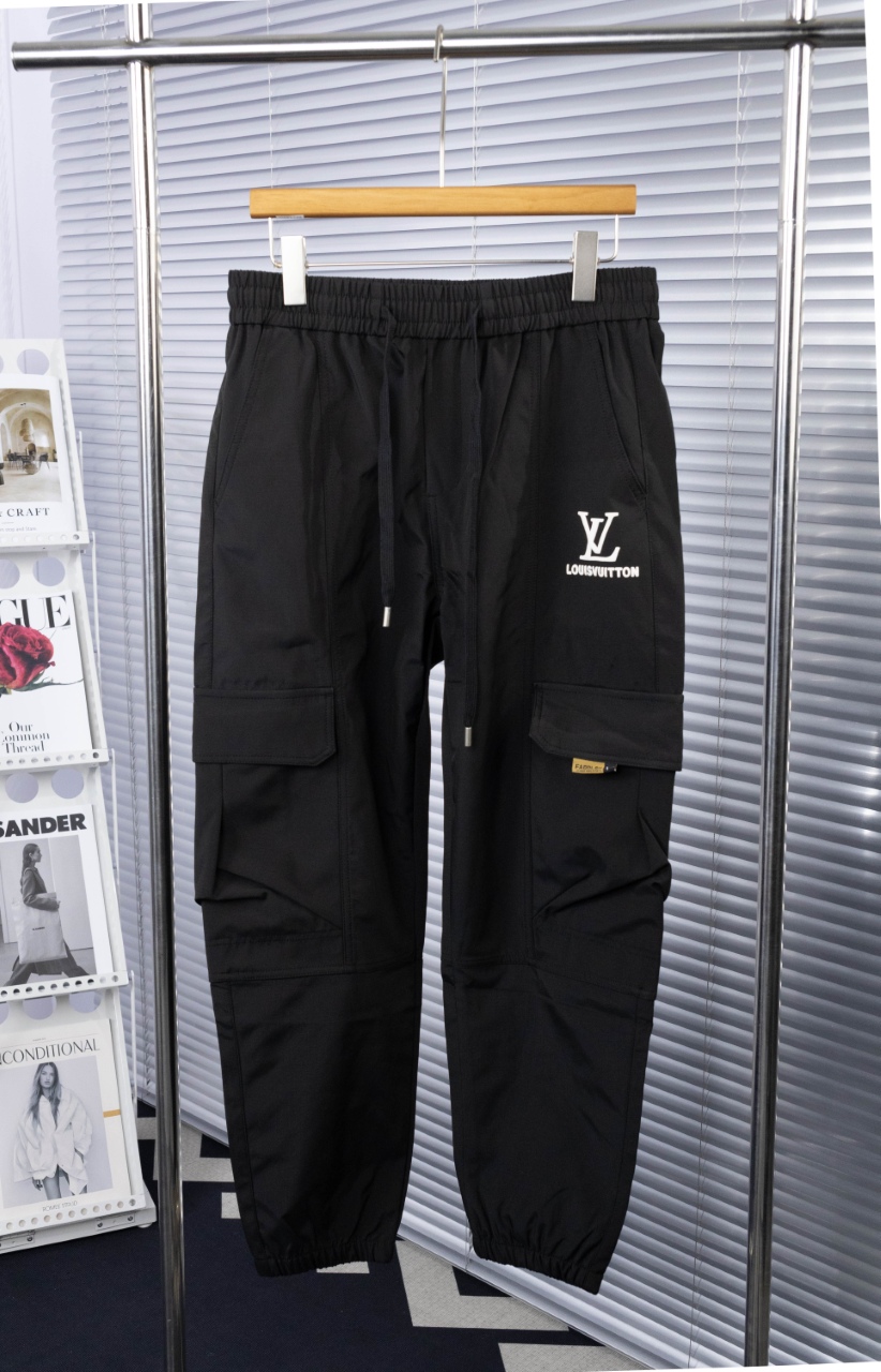 💰270 
CLYS GZ11#  🔥155ss新品 
LV路易威登
原单专柜工装裤  搭配织带针织
奢华经典品牌原版LOGO配饰  专柜热销款
身穿着非常舒适  低调不失奢华
穿出去非常有档次  裤型款式和裁剪亦无需多言 上身精致跃然👍高档一等一顶级质料
真正殿堂级的工装裤  选用土耳其的全棉
✂️品质卓然,经过重水洗使得裤子很柔软
不挑人  上身绝对的有型  极度奢华
码数：M.L.XL.XXL.  XXXL
颜色：黑色  灰色