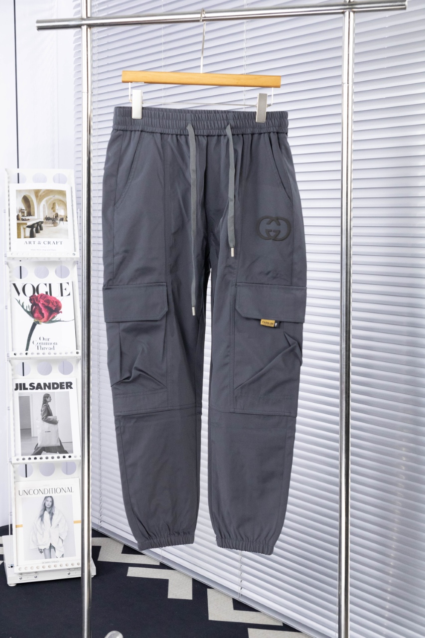 💰270 
CLYS GZ15#  🔥155ss新品 GUCCl古驰
原单专柜工装裤  搭配斜纹
奢华经典品牌原版LOGO配饰  专柜热销款
身穿着非常舒适  低调不失奢华
穿出去非常有档次  裤型款式和裁剪亦无需多言 上身精致跃然👍高档一等一顶级质料
真正殿堂级的工装裤  选用土耳其的全棉
✂️品质卓然,经过重水洗使得裤子很柔软
不挑人  上身绝对的有型  极度奢华
码数：M.L.XL.XXL XXXL
颜色：黑色    灰色