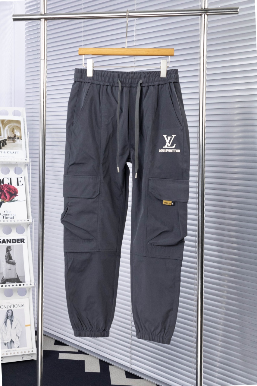 CLYS GZ11# 🔥155ss新品 LV路易威登 原单专柜工装裤 搭配织带针织 奢华经典品牌原版LOGO配饰 专柜热销款 身穿着非常舒适 低调不失奢华 穿出去非常有档次 裤型款式和裁剪亦无需多言 上身精致跃然👍高档一等一顶级质料 真正殿堂级的工装裤 选用土耳其的全棉 ✂️品质卓然,经过重水洗使得裤子很柔软 不挑人 上身绝对的有型 极度奢华.L.XL.XXL. XXXL 颜色:黑色 灰色