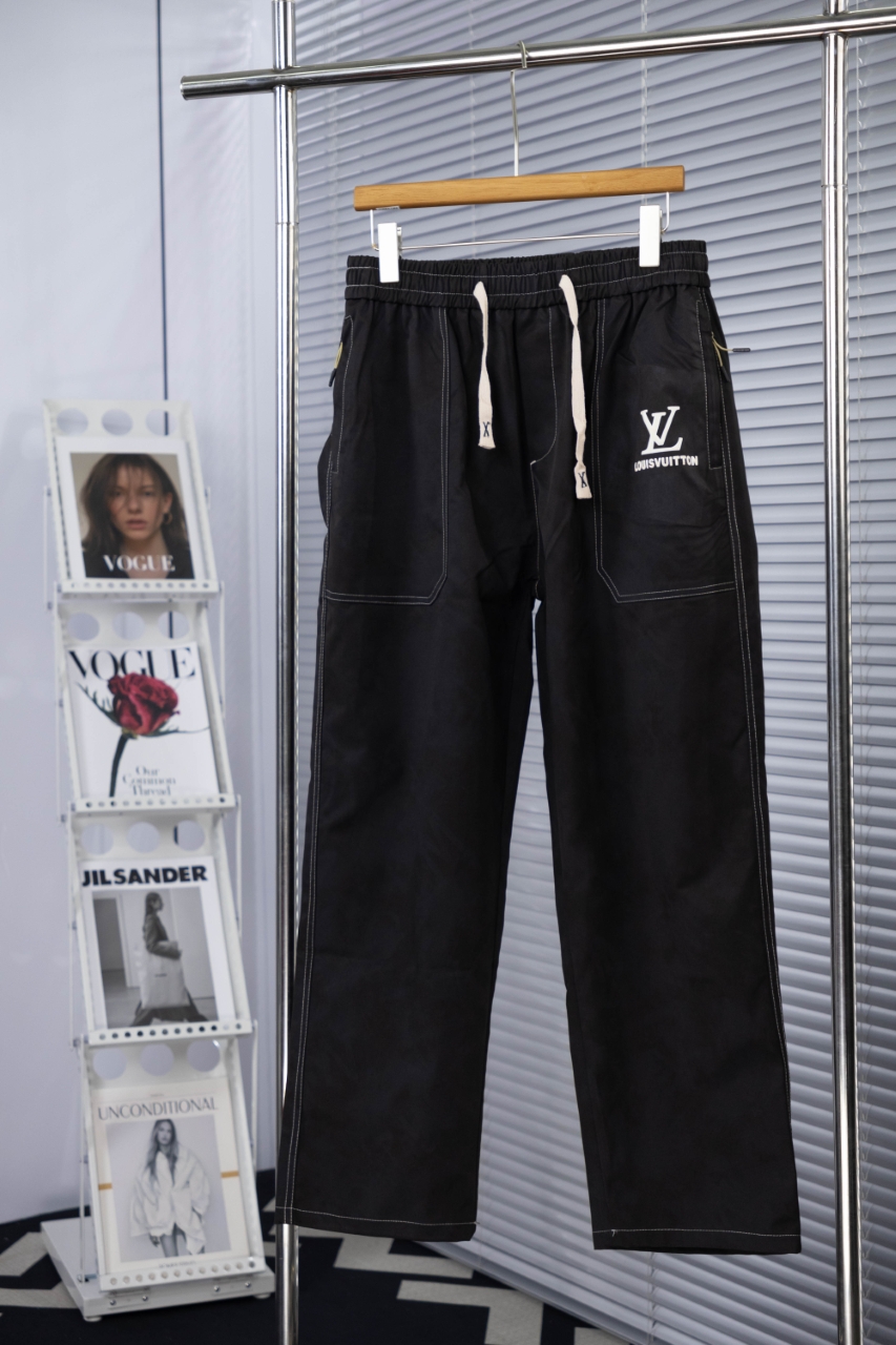 CLYS GZ4# 🔥155ss新品 LV路易威登 原单专柜工装裤 搭配织带针织 奢华经典品牌原版LOGO配饰 专柜热销款 身穿着非常舒适 低调不失奢华 穿出去非常有档次 裤型款式和裁剪亦无需多言 上身精致跃然👍高档一等一顶级质料 真正殿堂级的工装裤 选用土耳其的全棉 ✂️品质卓然,经过重水洗使得裤子很柔软 不挑人 上身绝对的有型 极度奢华.L.XL.XXL. XXXL 颜色:黑色 灰色