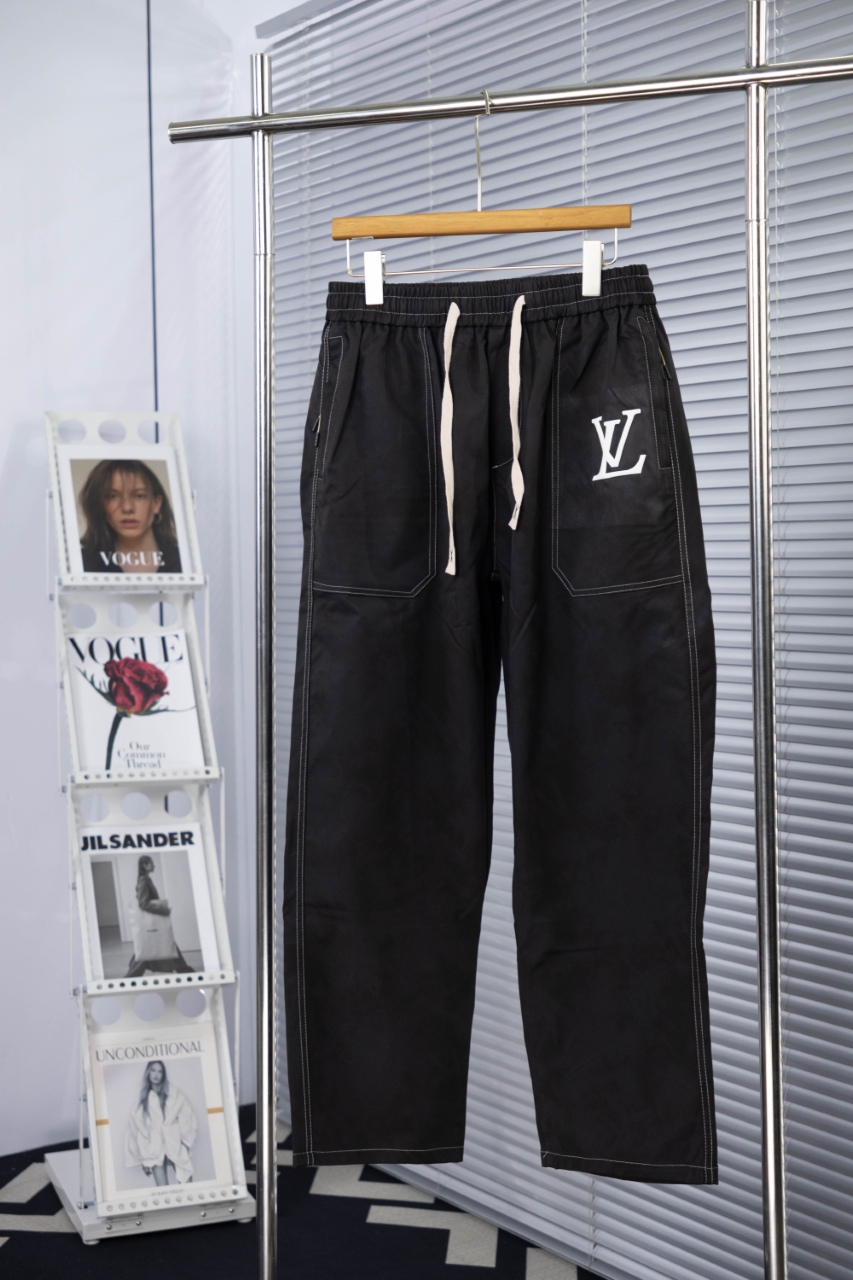 CLYS GZ5# 🔥155ss新品 LV路易威登 原单专柜工装裤 搭配织带针织 奢华经典品牌原版LOGO配饰 专柜热销款 身穿着非常舒适 低调不失奢华 穿出去非常有档次 裤型款式和裁剪亦无需多言 上身精致跃然👍高档一等一顶级质料 真正殿堂级的工装裤 选用土耳其的全棉 ✂️品质卓然,经过重水洗使得裤子很柔软 不挑人 上身绝对的有型 极度奢华.L.XL.XXL. XXXL 颜色:黑色 灰色