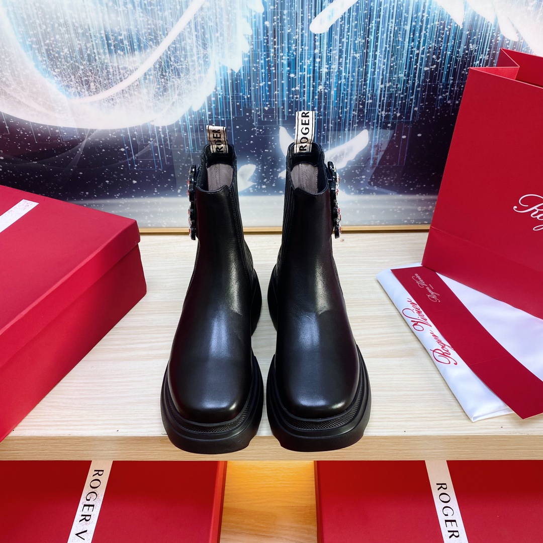 NO:561381,New RogerVivier/Autumn and winter new women's shoes Wallaviv diamond buckle Chelsea boots. Vivier has always introduced new things. They are always unforgettable at a glance. The wallabies series combines the brand's consistent elegant elements and personalized thick-soled design. It launches cool Chelsea ankle boots. Made of shiny patent leather. Decorated with shiny diamond buckles on the side. The non-slip rubber outsole is stable and comfortable. Easily create a bold and handsome style without losing the charm of Vivier.  Fabric imported cowhide, black sheepskin, black cowhide, inner insole consistent with sheepskin, buckle with flash diamond buckle, sole rubber non-slip outsole, size 35-39. (customized at 34.40), boots, roger vivier, boots, cowhide, sheepskin, sheep19860909新款上新RogerVivier/秋冬新款女鞋Wallaviv钻扣切尔西靴. 维维亚一直推陈出新. 总有是一眼就令人过目不忘.wallabies系列结合品牌一贯的优雅元素和个性性的厚底设计. 推出酷帅的切尔西踝靴. 以闪亮漆皮制成. 侧边饰以闪亮钻扣. 防滑橡胶外底平稳舒适适. 轻松打造张扬帅气风格. 又不失维维魅力 面料进口牛柒皮. 黑羊猄. 黑牛皮 内垫脚一致绵羊皮 饰扣闪钻饰扣 鞋底橡胶防滑大底 码数35-39.（34.40订做）,靴子,roger vivier,boots,cowhide,sheepskin,sheep,Women's Shoes