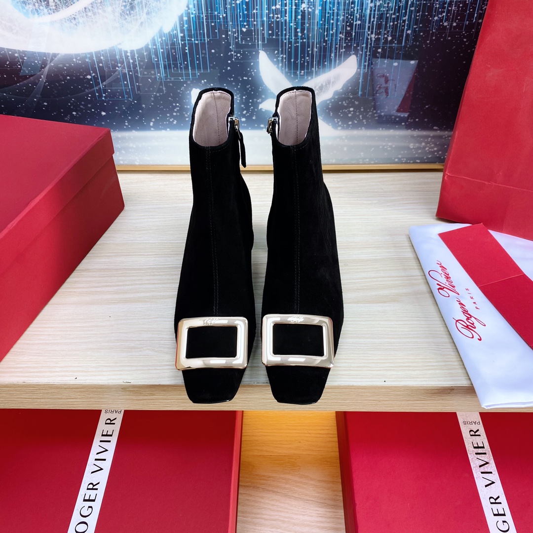 NO:561371,Rove Vivier Women's Boots Belle Vivier Metal Square Buckle Booties Chelsea Beautiful Boots Retro Ankle Boots. Double tight elastic bands on the sides of the outer waist. Zippers on the inner waist. Made of sheepskin and calfskin. Neikun type sheepskin lining. Metal square buckle with buckle. Heel height 4.5cm. Bottom. Italian leather outsole. Size 34-40. Regular size.  Color: black sheepskin. black calfskin. three colors of nude calfskin, boots, boots, cowhide, sheepskin, sheep, Leather soles19860909Rove Vivier女靴Belle Vivier金属方扣短靴切尔西靓靴复古踝靴.外腰侧面双紧橡筋.内腰侧拉链 面料羊猄和小牛皮面 内昆种羊皮内 饰扣金属方扣 跟高4.5cm 底 意大意真皮大底 码数34-40码.正码 颜色黑羊猄.黑小牛皮.裸色小牛皮三个色,靴子,boots,cowhide,sheepskin,sheep,Leather soles,Women's Shoes