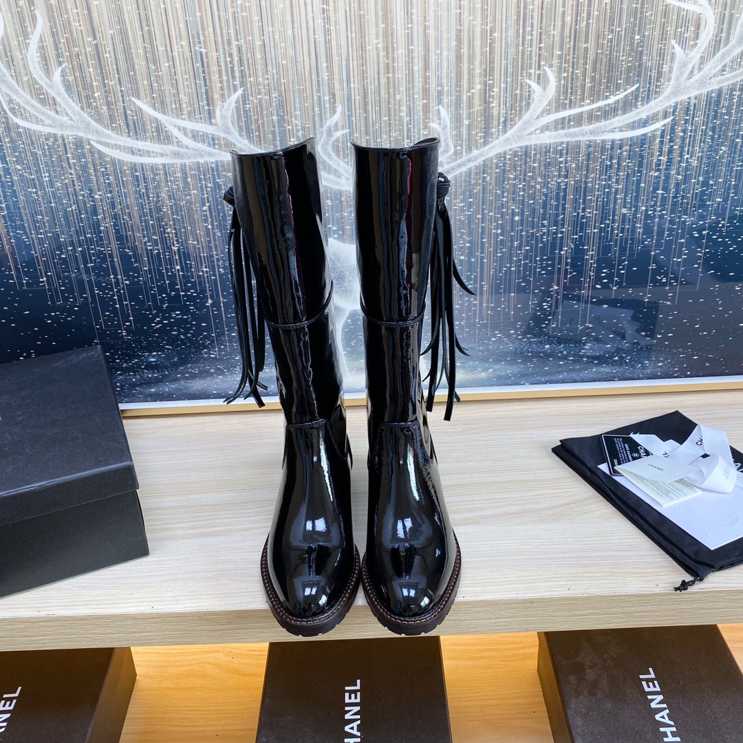 NO:561386,* | 2096———————— Exquisite hanging original board development Upper; Imported calf patent leather lining; Silk sheepskin feet; Silk sheepskin outsole; Italian genuine leather and non-slip combination outsole Heel height; 2.5cm size; 35-39 (customized 34-40-41-42) Original counter full set of luxury packaging, boots, boots, sheepskin19860909* | 2096———————— 精致吊须原板开发 鞋面；进口小牛漆皮 内里；丝绸羊皮 垫脚；丝绸羊皮 大底；意大利真皮加防滑组合大底 跟高；2.5cm 码数；35-39（订做34-40-41-42） 原版专柜全套豪华包装,靴子,boots,sheepskin,Women's Shoes