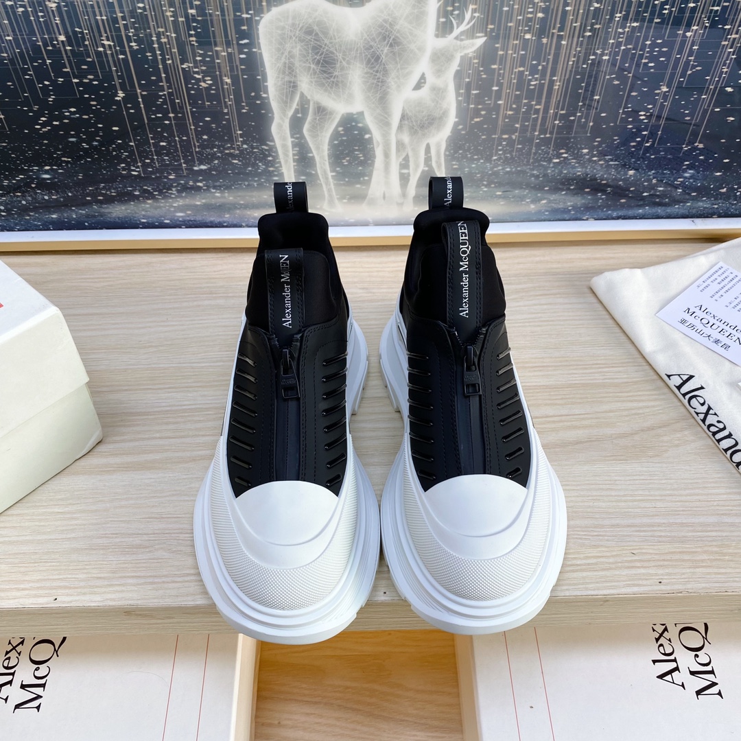 NO:444584,McQueen ALEXANDERAIexanderMcQUEEN has certified the latest counters to be launched simultaneously, international catwalk model. Top ZP purchase, original 1:1 customization, perfect reproduction, embellished with off-road inspiration clothing waterproof zipper, paired with imported anti-wear ultra-soft socks, 3D dropping glue bright strips, oil edge craftsmanship, excellent comfort, TPU double-layer combination sole. Fabric: imported silk cowhide leather Inner: imported super soft lycra/space cloth footbed: imported silk sheepskin Size: women 35-40, men 39-45. Color: all black . black and white . all white, casual shoes/sports shoes, alexander mcqueen, sneakers, cowhide, sheepskin19860909麦昆ALEXANDERAIexanderMcQUEEN已认证最新专柜同步上新,国际T台走秀款 .顶级ZP购入,原版1:1定制,完美复刻 ,点缀于越野灵感服饰防水拉链,搭配进口防磨超软袜口,3D滴胶亮条,油边工艺 极佳舒适度,TPU双层组合大底. 面料: 进口丝绸牛皮革 内里: 进口超软莱卡/太空布 垫脚: 进口丝绸羊皮 码数: 女35-40,男39-45. 颜色: 全黑 .黑白 .全白,休闲鞋/运动鞋,alexander mcqueen,sneakers,cowhide,sheepskin,Women's Shoes