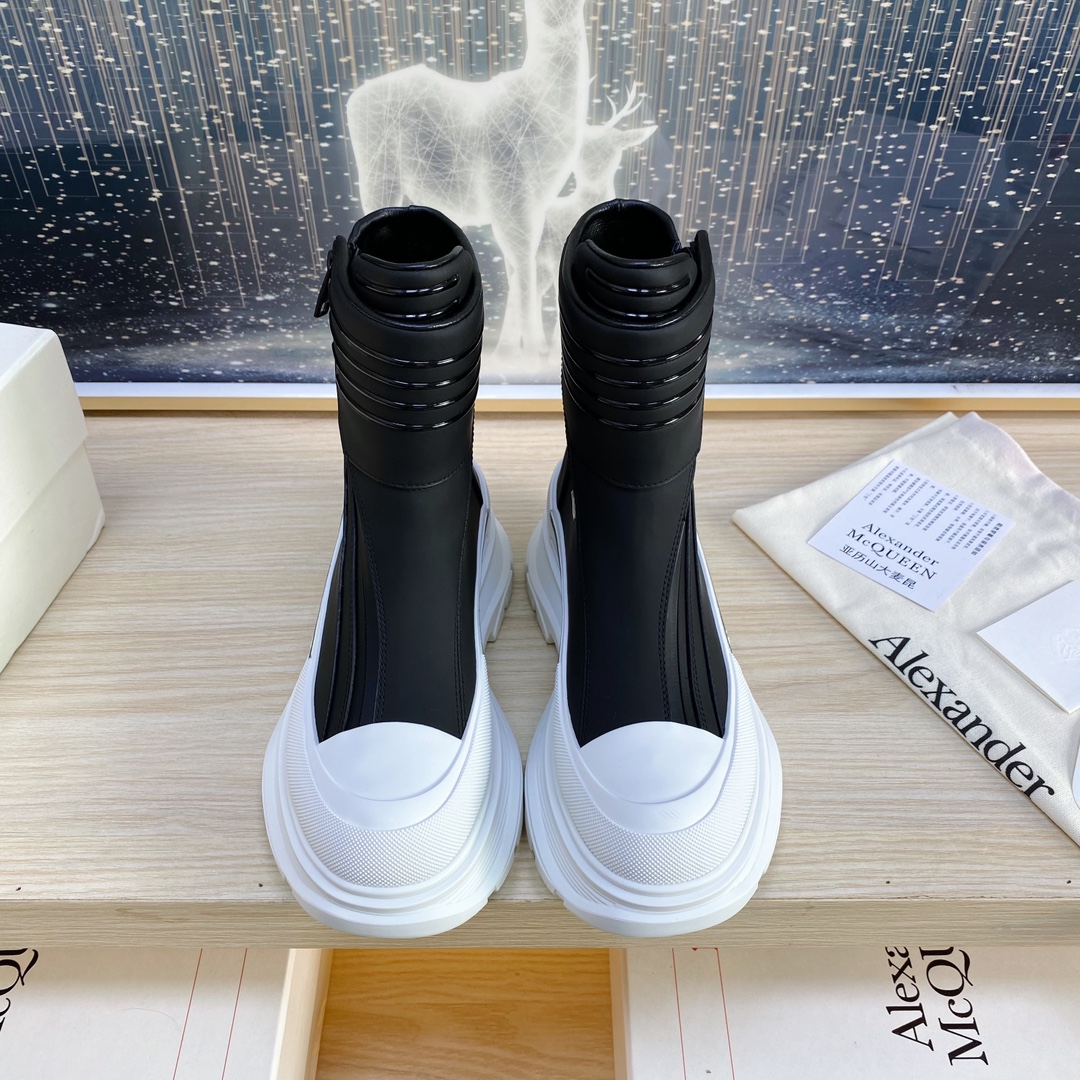 NO:444575,2054 McQueen hits, classic top version!  ALEXANDERAIexanderMcQUEEN has been certified, the latest and exclusive new, international catwalk model. Top ZP purchased, original 1:1 customization, perfect reproduction, embellished with motorcycle off-road inspiration clothing waterproof zipper, paired with imported anti-wear ultra-soft socks, the inner anti-freezing soft and comfortable, 3D dropping strips, excellent foot comfort, large sole original TPU combination sole. Fabric: imported silk cowhide inner: imported sheepskin foot pad: imported silk sheepskin Size: women 35-40, men 39-45. Color: all black, black and white, all white., boots, alexander mcqueen, boots, cowhide, sheepskin198609092054麦昆爆款,经典顶级版本！ ALEXANDERAIexanderMcQUEEN已认证 最新独家上新,国际T台走秀款 .顶级ZP购入,原版1:1定制,完美复刻 ,点缀于机车越野灵感服饰防水拉链,搭配进口防磨超软袜口,内里防冻柔软舒适,3D滴胶亮条,脚感极佳舒适度, 大底原版TPU组合大底. 面料: 进口丝绸牛皮革 内里: 进口羊皮里 垫脚: 进口丝绸羊皮 码数: 女35-40,男39-45. 颜色: 全黑 、黑白 、全白.,靴子,alexander mcqueen,boots,cowhide,sheepskin,Women's Shoes