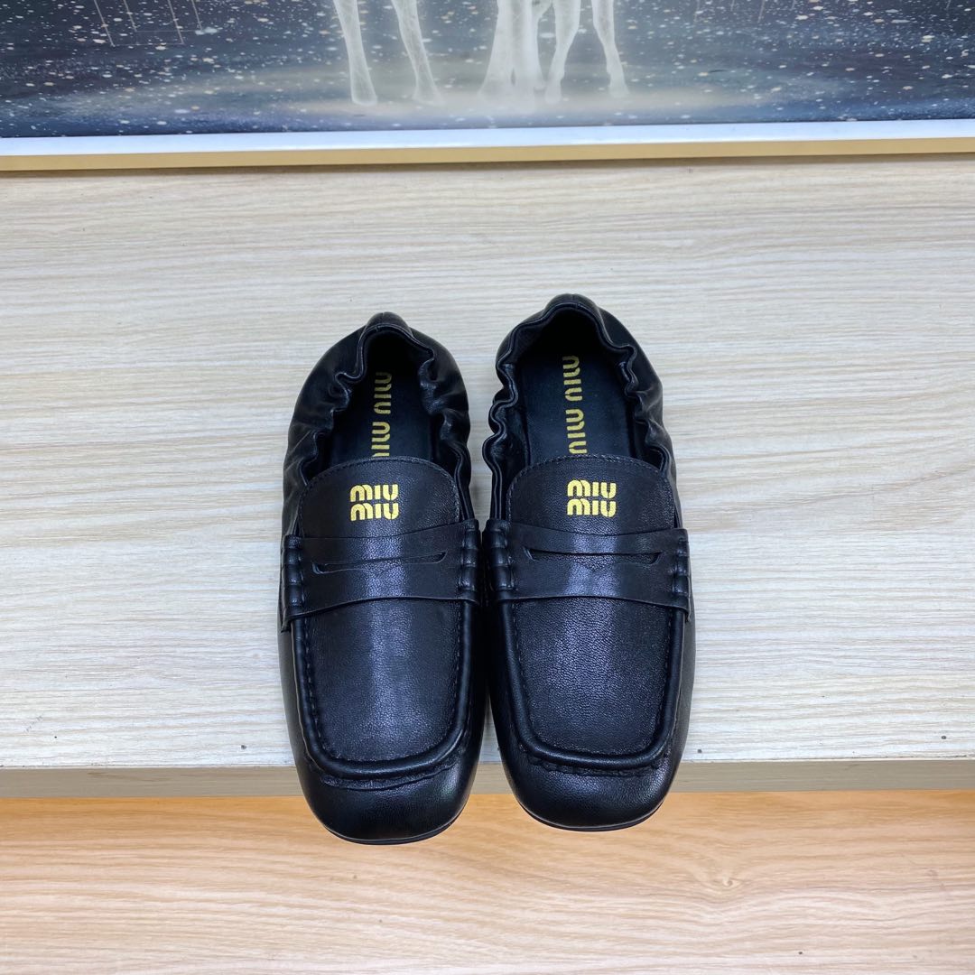 NO:129580,MiuMiu/MuMu 25ss Early Spring Show new style, one-foot lazy shoes, Mary Jane ballet shoes, high heels single shoes, the official spring and summer show new style, fashionable and versatile, salty and sweet, not polished at all, whether worn barefoot or socks, it will reduce age and be super invincible and versatile!  (ZP development) Custom imported cowhide inner sheepskin sole rubber sole size 35-39 (40 custom made without return or exchange), single shoes Mary Jane, miumiu, mary jane, cowhide, sheepskin, socks19860909MiuMiu/缪缪25ss早春走秀新款一脚蹬懒人鞋玛丽珍芭蕾舞鞋·高跟单鞋 官方春夏走秀新款,时髦百搭·即可咸又可甜·一点也不磨脚·无论光脚穿还是搭配袜子穿都超级减龄 超级无敌百搭！（ZP开发） 鞋面定制进口牛皮 内里羊皮 鞋底橡胶底 码数35-39（40订做不退换）,单鞋玛丽珍,miumiu,mary jane,cowhide,sheepskin,socks,Women's Shoes