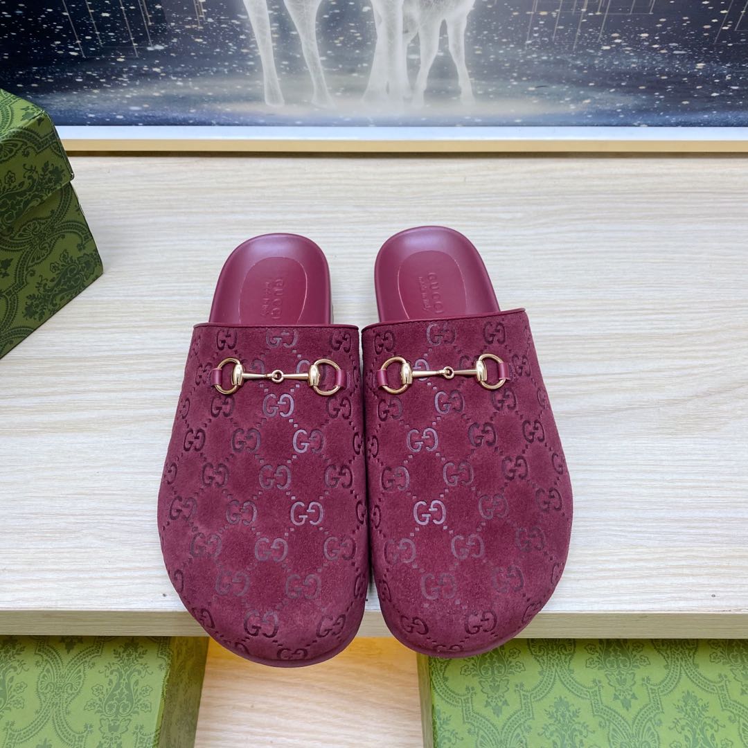 NO:444592,GG Jacquard fabric new style of male and female horse-bit slippers This style has a large round toe and is the evolution of clip-type slippers. The first time it was used by Gucci in the 1950s, it continues to pay tribute to the brand's roots and re-examine the details of equestrian in a modern way. GG Gucci Red Jacquard fabric Men and female light gold hardware finish Clamps Rubber sole Flat heel Rubber height 5 mm Made in Italy Women's size 36-42 Men's size 39-47, semi-torch, gucci, slippers19860909GG提花面料新款男女同款马衔扣拖鞋 该款式具有大圆头,是夹式拖鞋的演变.马衔扣首次由 Gucci 于 20 世纪 50 年代使用,继续向品牌的根源致敬,以现代方式重新审视马术细节. GG Gucci 红色提花布面 男女同款 浅金色五金饰面 夹钳 橡胶鞋底 平跟 橡胶高度 5 毫米 意大利制造 女码36～42码 男码39～47码,半拖,gucci,slippers,Women's Shoes