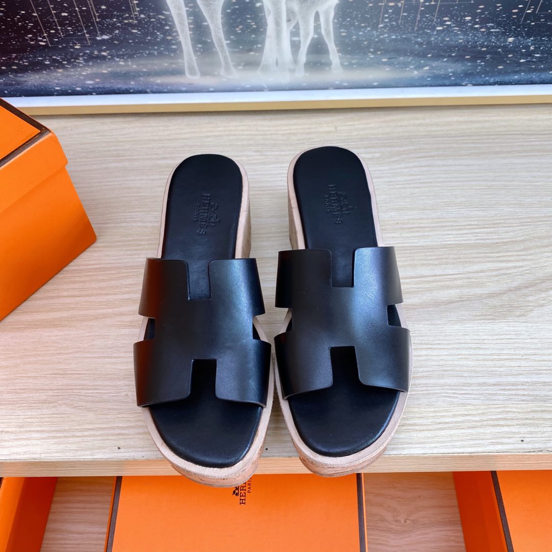 NO:173404,Hermès, upgraded in the style and workmanship materials. Hermes's highest version of pure handmade shoes, top-level product Hermès sponge shoes ————————————————————————————————————————————————————————————————————————————————————  High-end customization, exclusive products, the industry's highest version uses Hermers upper imported cowhide   sheepskin lining (pursuing top walking comfort) ~~ Packaging full set of original packaging ━━━━━ Hermes━━━━━ size35-42 (41 42 custom made without return or exchange), slippers, hermes, hermes, slippers, cowhide, sheepskin19860909Hermès ,版型做工材料升级. Hermes市场最高版本纯手工鞋 顶级产品爱马仕松糕鞋 ——————————早春新款原版一样, 师傅级纯手工打造 ！高端定制,独家产品,行业最高版本采用Hermers鞋面意大利进口牛皮 羊皮内里（追求顶级行走舒适度）～～ 包装全套原包装━━━━Hermes━━━━━ size35-42 (41 42定做不退换）,拖鞋,hermes,hermes,slippers,cowhide,sheepskin,Women's Shoes