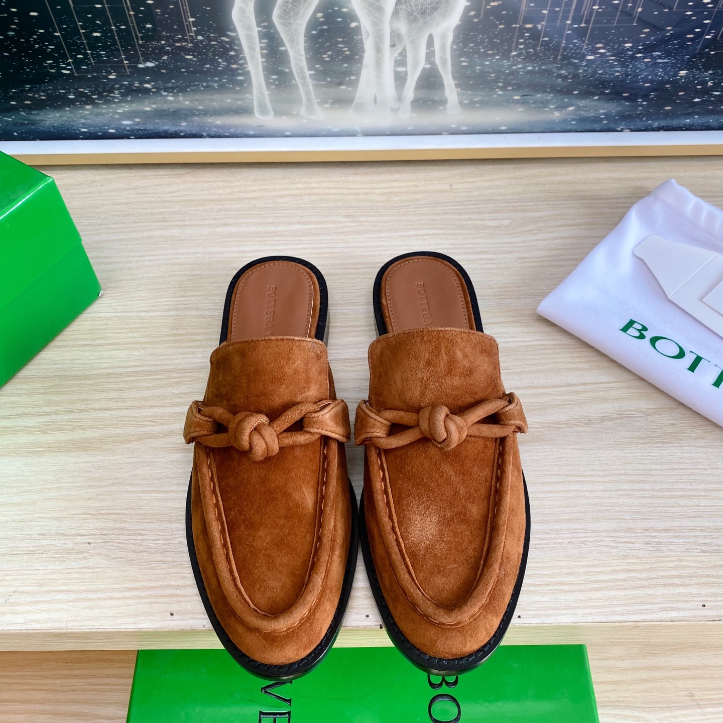 NO:173379,BOTTEGA VENET* genuine leather genuine leather knotted accessories for men and women Astaire loafers brown sheep reverse velvet leather old money style loafer slippers original one-to-one practice consistent hardware Another trend today Ceiling Two-color Color versatile Delicate flat sole Wrap fabric Same color heel leather Careful design Never sloppy and comfortable Upper material with original edge beads Calfskin Material soft and smooth Hand-sewn zipper opening and closing design Sexy and comfortable Hand-sewn craftsmanship Sheepskin inner inner comfort High-end Pin-the-sole Select original mold for nailing the sole Consistent leather outsole Benchmarking and matching version Select original packaging Shoe bags adopt glue logo process The highest end of the market Use hot melt glue toe toe Heel Easy to rebound and not deform High heel series  Packing fabric crafts The upper line is made of Italian computer needle truck. Fine workmanship. Select original packaging. Three-in-one box. Treat customers sincerely. 35 36 37 38 39 40 41 (40 41 customized), semi-torch, bottega veneta, loafers, slippers, cowhide, sheepskin, Leather soles19860909BOTTEGA VENET* 真皮 真皮结绳配饰 男女款 Astaire乐福拖鞋 棕色 羊反绒皮 老钱风 乐福拖鞋 原版一比一做法 一致五金  当今流行的又一趋势 天花板啦 双色 色百搭 精致平底 包裹面料 同色跟皮 用心设计 绝不马虎 耐穿舒适 鞋面材质选用同原版的开边珠 小牛皮 材质柔软顺滑 手工缝制后拉链开合设计 性感舒适 手工缝制工艺 垫脚内里选用羊皮内里舒适高端 打钉大底选用原版开模 一致真皮大底  对标对版 选用原版包装 鞋子布袋采用印胶logo工艺 市场最高端 采用热熔胶定型鞋头 后跟 易回弹不变形 高跟系列 包面料工艺 鞋面车线选用意大利电脑针车 做工精细 选用原版包装 三合一盒子 真心对待客人 35 36 37 38 39 40 41（40 41 定制）,半拖,bottega veneta,loafers,slippers,cowhide,sheepskin,Leather soles,Women's Shoes