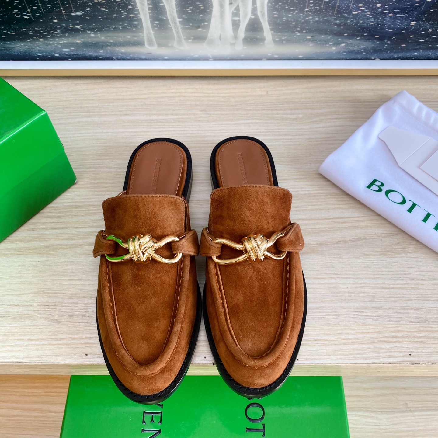 NO:173381,BOTTEGA VENET* genuine leather gold metal knot rope accessories men and women Astaire loafer slippers brown sheep reverse velvet leather old money style loafer slippers original one-to-one practice consistent hardware Another trend today Ceiling Two-color Color versatile Delicate flat sole Wrap fabric Same color heel leather Careful design Never sloppy and comfortable Upper material with original beads Calfskin Material soft and smooth Hand-sewn zipper opening and closing design Sexy and comfortable Hand-sewn craft Sheepskin inner inner comfort High-end Pin-the-sole Select original mold for nailing the sole Consistent leather outsole Benchmarked and matching version Select original packaging Shoe bags adopt glue logo process The highest end of the market Use hot melt glue toe toe heel easy to rebound and not deform  High heel series, bag fabric craft, upper car line is selected from Italian computer needle truck, fine workmanship, original packaging, three-in-one box, treat customers sincerely 35 36 37 38 39 40 41 (40 41 customization), semi-torque, bottega veneta, loafers, slippers, cowhide, sheepskin, Leather soles19860909BOTTEGA VENET* 真皮 金色 金属结绳配饰 男女款 Astaire乐福拖鞋 棕色羊反绒皮 老钱风 乐福拖鞋 原版一比一做法 一致五金  当今流行的又一趋势 天花板啦 双色 色百搭 精致平底 包裹面料 同色跟皮 用心设计 绝不马虎 耐穿舒适 鞋面材质选用同原版的开边珠 小牛皮 材质柔软顺滑 手工缝制后拉链开合设计 性感舒适 手工缝制工艺 垫脚内里选用羊皮内里舒适高端 打钉大底选用原版开模 一致真皮大底  对标对版 选用原版包装 鞋子布袋采用印胶logo工艺 市场最高端 采用热熔胶定型鞋头 后跟 易回弹不变形 高跟系列 包面料工艺 鞋面车线选用意大利电脑针车 做工精细 选用原版包装 三合一盒子 真心对待客人 35 36 37 38 39 40 41（40 41 定制）,半拖,bottega veneta,loafers,slippers,cowhide,sheepskin,Leather soles,Women's Shoes