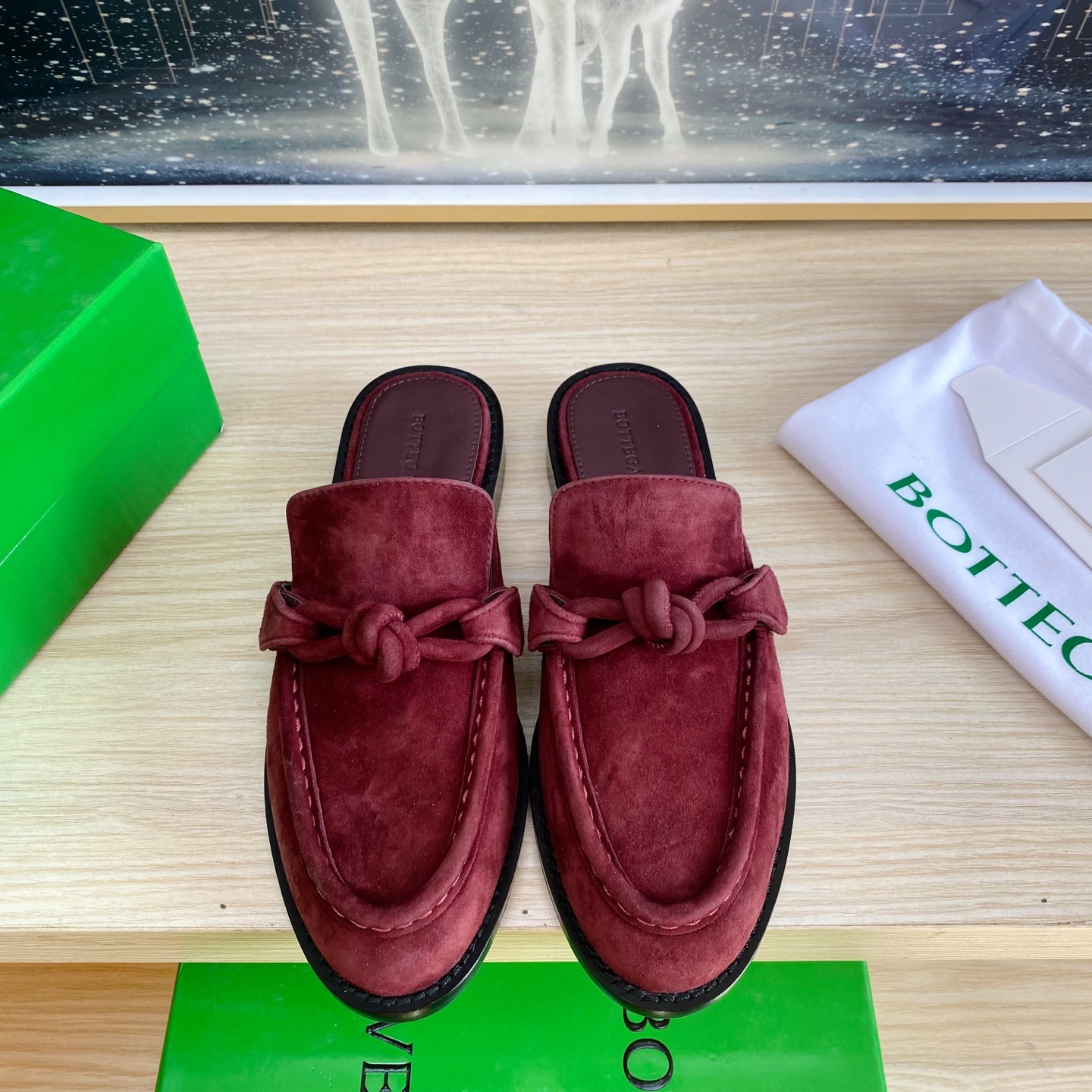 NO:173383,BOTTEGA VENET* genuine leather genuine leather knotted accessories for men and women Astaire loafer slippers Wine red sheep reverse velvet leather Old Qian style loafer slippers Original one-to-one practice Consistent hardware Another trend today Ceiling Two-color Color versatile Delicate flat sole Wrap fabric Same color heel leather Careful design Never sloppy and comfortable Upper material with original beads Calfskin Material soft and smooth Hand-sewn zipper opening and closing design Sexy and comfortable Hand-sewn craftsmanship Sheepskin inner inner comfort High-end Pin-sole Select original mold for nailing outsole Consistent leather outsole Benchmarking and matching version Select original packaging Shoe bags adopt adhesive logo process The highest end of the market Use hot melt adhesive to shape toe Heel Easy to rebound and not deform High heel series  Packing fabric crafts The upper line is made of Italian computer needle truck. Fine workmanship. Select original packaging. Three-in-one box. Treat customers sincerely. 35 36 37 38 39 40 41 (40 41 customized), semi-torch, bottega veneta, loafers, slippers, cowhide, sheepskin, Leather soles19860909BOTTEGA VENET* 真皮 真皮结绳配饰 男女款 Astaire乐福拖鞋 酒红羊反绒皮 老钱风 乐福拖鞋 原版一比一做法 一致五金  当今流行的又一趋势 天花板啦 双色 色百搭 精致平底 包裹面料 同色跟皮 用心设计 绝不马虎 耐穿舒适 鞋面材质选用同原版的开边珠 小牛皮 材质柔软顺滑 手工缝制后拉链开合设计 性感舒适 手工缝制工艺 垫脚内里选用羊皮内里舒适高端 打钉大底选用原版开模 一致真皮大底  对标对版 选用原版包装 鞋子布袋采用印胶logo工艺 市场最高端 采用热熔胶定型鞋头 后跟 易回弹不变形 高跟系列 包面料工艺 鞋面车线选用意大利电脑针车 做工精细 选用原版包装 三合一盒子 真心对待客人 35 36 37 38 39 40 41（40 41 定制）,半拖,bottega veneta,loafers,slippers,cowhide,sheepskin,Leather soles,Women's Shoes