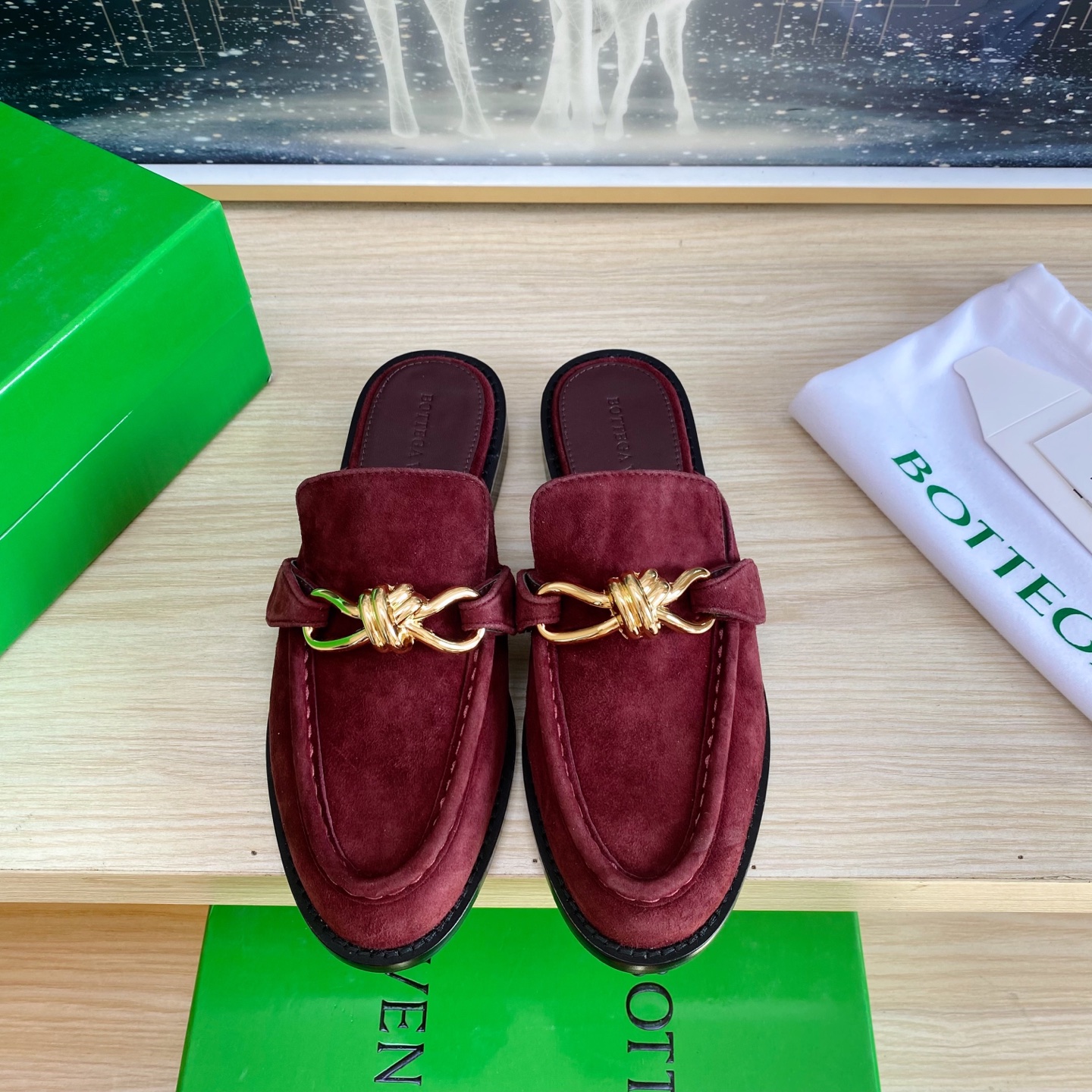 NO:173385,BOTTEGA VENET* genuine leather gold metal knot rope accessories men and women Astaire loafer slippers Wine red sheep reverse velvet leather Old money style Loafer slippers Original one-to-one practice Consistent hardware Another trend today Ceiling Two-color Color versatile Delicate flat sole Wrap fabric Same color heel leather Careful design Never sloppy and comfortable Upper material with original beads Calfskin Material soft and smooth Hand-sewn zipper opening and closing design Sexy and comfortable Hand-sewn craftsmanship Sheepskin inner inner comfort High-end Pin-sole Select original mold for nailing the sole Consistent leather outsole Benchmarking and matching version Select original packaging Shoe bags adopt glue logo process The highest end of the market Use hot melt glue toe toe heel easy to rebound and not deform  High heel series, bag fabric craft, upper car line is selected from Italian computer needle truck, fine workmanship, original packaging, three-in-one box, treat customers sincerely 35 36 37 38 39 40 41 (40 41 customization), semi-torque, bottega veneta, loafers, slippers, cowhide, sheepskin, Leather soles19860909BOTTEGA VENET* 真皮 金色 金属结绳配饰 男女款 Astaire乐福拖鞋 酒红羊反绒皮 老钱风 乐福拖鞋 原版一比一做法 一致五金  当今流行的又一趋势 天花板啦 双色 色百搭 精致平底 包裹面料 同色跟皮 用心设计 绝不马虎 耐穿舒适 鞋面材质选用同原版的开边珠 小牛皮 材质柔软顺滑 手工缝制后拉链开合设计 性感舒适 手工缝制工艺 垫脚内里选用羊皮内里舒适高端 打钉大底选用原版开模 一致真皮大底  对标对版 选用原版包装 鞋子布袋采用印胶logo工艺 市场最高端 采用热熔胶定型鞋头 后跟 易回弹不变形 高跟系列 包面料工艺 鞋面车线选用意大利电脑针车 做工精细 选用原版包装 三合一盒子 真心对待客人 35 36 37 38 39 40 41（40 41 定制）,半拖,bottega veneta,loafers,slippers,cowhide,sheepskin,Leather soles,Women's Shoes