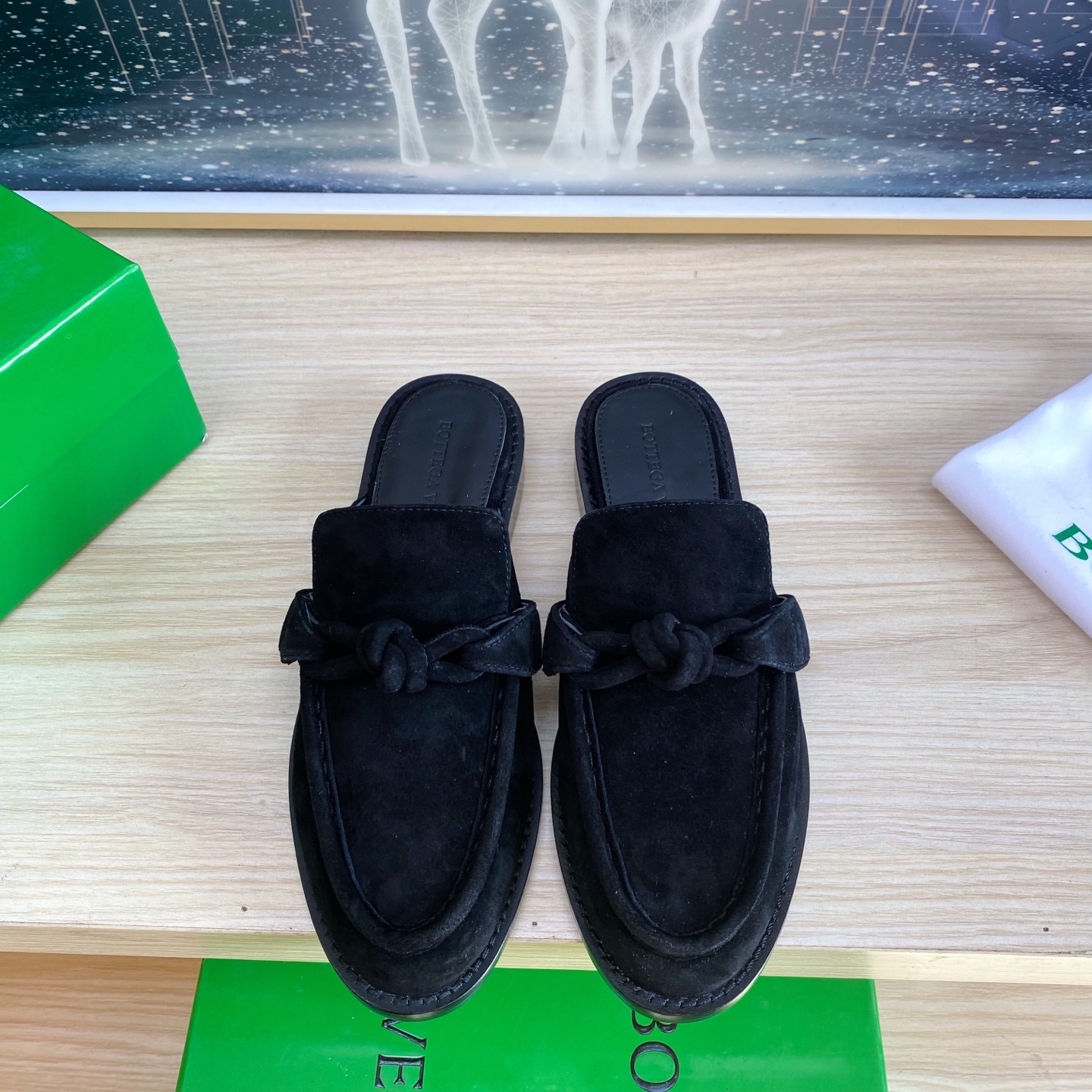 NO:173387,BOTTEGA VENET* genuine leather genuine leather knotted accessories for men and women Astaire loafer slippers Black sheep reverse velvet leather Old money style Loafer slippers Original one-to-one practice Consistent hardware Another trend today Ceiling Two-color Color versatile Delicate flat sole Wrap fabric Same color heel leather Careful design Never sloppy and comfortable Upper material with original beads Calfskin Material soft and smooth Hand-sewn zipper opening and closing design Sexy and comfortable Hand-sewn craftsmanship Sheepskin inner inner comfort High-end Pin-the-sole Select original mold for nailing the sole Consistent leather outsole Benchmarking and matching version Select original packaging Shoe bags adopt glue logo process The highest end of the market Use hot melt glue toe toe Heel Easy to rebound and not deform High heel series  Packing fabric crafts The upper line is made of Italian computer needle truck. Fine workmanship. Select original packaging. Three-in-one box. Treat customers sincerely. 35 36 37 38 39 40 41 (40 41 customized), semi-torch, bottega veneta, loafers, slippers, cowhide, sheepskin, Leather soles19860909BOTTEGA VENET* 真皮 真皮结绳配饰 男女款 Astaire乐福拖鞋 黑色羊反绒皮 老钱风 乐福拖鞋 原版一比一做法 一致五金  当今流行的又一趋势 天花板啦 双色 色百搭 精致平底 包裹面料 同色跟皮 用心设计 绝不马虎 耐穿舒适 鞋面材质选用同原版的开边珠 小牛皮 材质柔软顺滑 手工缝制后拉链开合设计 性感舒适 手工缝制工艺 垫脚内里选用羊皮内里舒适高端 打钉大底选用原版开模 一致真皮大底  对标对版 选用原版包装 鞋子布袋采用印胶logo工艺 市场最高端 采用热熔胶定型鞋头 后跟 易回弹不变形 高跟系列 包面料工艺 鞋面车线选用意大利电脑针车 做工精细 选用原版包装 三合一盒子 真心对待客人 35 36 37 38 39 40 41（40 41 定制）,半拖,bottega veneta,loafers,slippers,cowhide,sheepskin,Leather soles,Women's Shoes