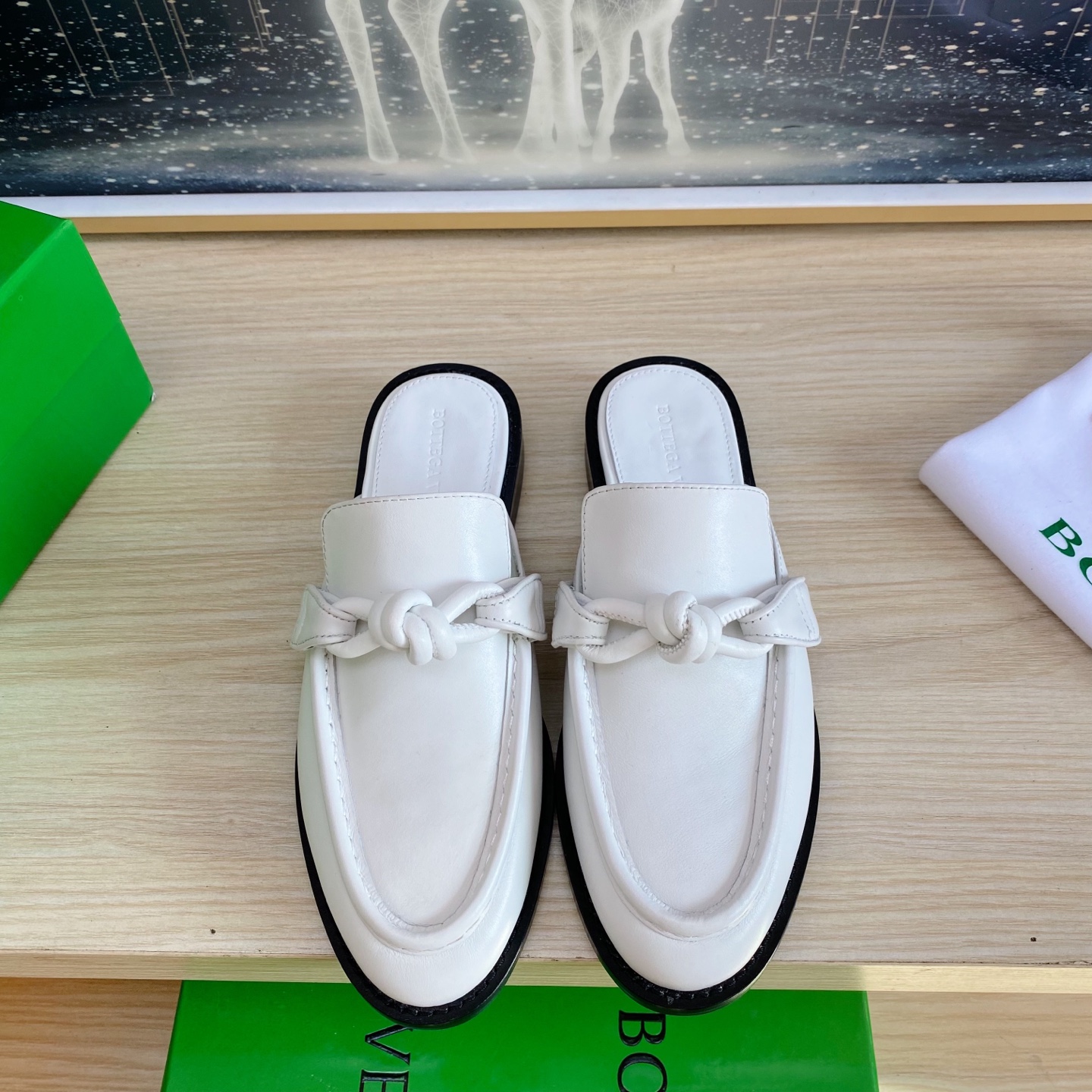 NO:173372,BOTTEGA VENET* genuine leather genuine leather knotted accessories for men and women Astaire loafer slippers white calfskin old style loafer original one-to-one practice consistent hardware Another trend today Ceiling Two-color Color versatile Delicate flat sole Wrap fabric Same color heel leather Careful design Never sloppy, durable and comfortable Upper material with original beads Calfskin Material soft and smooth Hand-sewn zipper opening and closing design Sexy and comfortable Hand-sewn craftsmanship Sheepskin inner inner comfort High-end Pin-sole Select original mold for nailing outsole Consistent leather outsole Benchmarked Formation Use original packaging Shoe bags with adhesive logo technology The highest end of the market Use hot melt adhesive to set the toe heel easily rebound and not deformed High heel series  Packing fabric crafts The upper line is made of Italian computer needle truck. Fine workmanship. Select original packaging. Three-in-one box. Treat customers sincerely. 35 36 37 38 39 40 41 (40 41 customized), semi-torch, bottega veneta, loafers, slippers, cowhide, sheepskin, Leather soles19860909BOTTEGA VENET* 真皮 真皮结绳配饰 男女款 Astaire乐福拖鞋 白色小牛皮老钱风 乐福拖鞋 原版一比一做法 一致五金  当今流行的又一趋势 天花板啦 双色 色百搭 精致平底 包裹面料 同色跟皮 用心设计 绝不马虎 耐穿舒适 鞋面材质选用同原版的开边珠 小牛皮 材质柔软顺滑 手工缝制后拉链开合设计 性感舒适 手工缝制工艺 垫脚内里选用羊皮内里舒适高端 打钉大底选用原版开模 一致真皮大底  对标对版 选用原版包装 鞋子布袋采用印胶logo工艺 市场最高端 采用热熔胶定型鞋头 后跟 易回弹不变形 高跟系列 包面料工艺 鞋面车线选用意大利电脑针车 做工精细 选用原版包装 三合一盒子 真心对待客人 35 36 37 38 39 40 41 （40 41 定制）,半拖,bottega veneta,loafers,slippers,cowhide,sheepskin,Leather soles,Women's Shoes