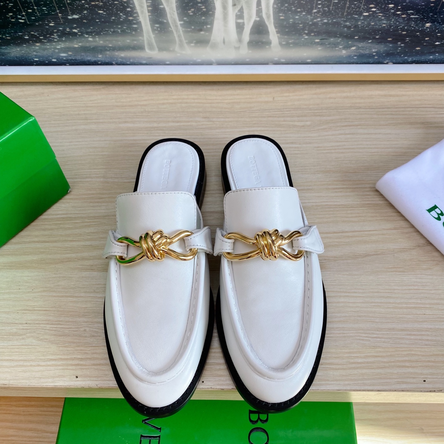 NO:173374,BOTTEGA VENET* genuine leather gold hardware knotted accessories men and women Astaire loafer slippers white calfskin old money style loafer original one-to-one practice consistent hardware Another trend today Ceiling Two-color Color versatile Delicate flat sole Wrap fabric Same color heel leather Careful design Never sloppy, durable and comfortable Upper material with original beads Calfskin material soft and smooth Hand-sewn zipper opening and closing design Sexy and comfortable Hand-sewn craftsmanship Sheepskin inner inner comfort High-end Pin-the-sole Select original mold for nailing, consistent leather sole, benchmarking and matching version Select original packaging Shoe bags adopt glue logo technology The highest end of the market Use hot melt glue toe toe Heel Easy to rebound and not deform High heel series  Packing fabric crafts The upper line is made of Italian computer needle truck. Fine workmanship. Select original packaging. Three-in-one box. Treat customers sincerely. 35 36 37 38 39 40 41 (40 41 customized), semi-torch, bottega veneta, loafers, slippers, cowhide, sheepskin, Leather soles19860909BOTTEGA VENET* 真皮 金色五金 结绳配饰 男女款 Astaire乐福拖鞋 白色小牛皮老钱风 乐福拖鞋 原版一比一做法 一致五金  当今流行的又一趋势 天花板啦 双色 色百搭 精致平底 包裹面料 同色跟皮 用心设计 绝不马虎 耐穿舒适 鞋面材质选用同原版的开边珠 小牛皮 材质柔软顺滑 手工缝制后拉链开合设计 性感舒适 手工缝制工艺 垫脚内里选用羊皮内里舒适高端 打钉大底选用原版开模 一致真皮大底  对标对版 选用原版包装 鞋子布袋采用印胶logo工艺 市场最高端 采用热熔胶定型鞋头 后跟 易回弹不变形 高跟系列 包面料工艺 鞋面车线选用意大利电脑针车 做工精细 选用原版包装 三合一盒子 真心对待客人 35 36 37 38 39 40 41（40 41 定制）,半拖,bottega veneta,loafers,slippers,cowhide,sheepskin,Leather soles,Women's Shoes