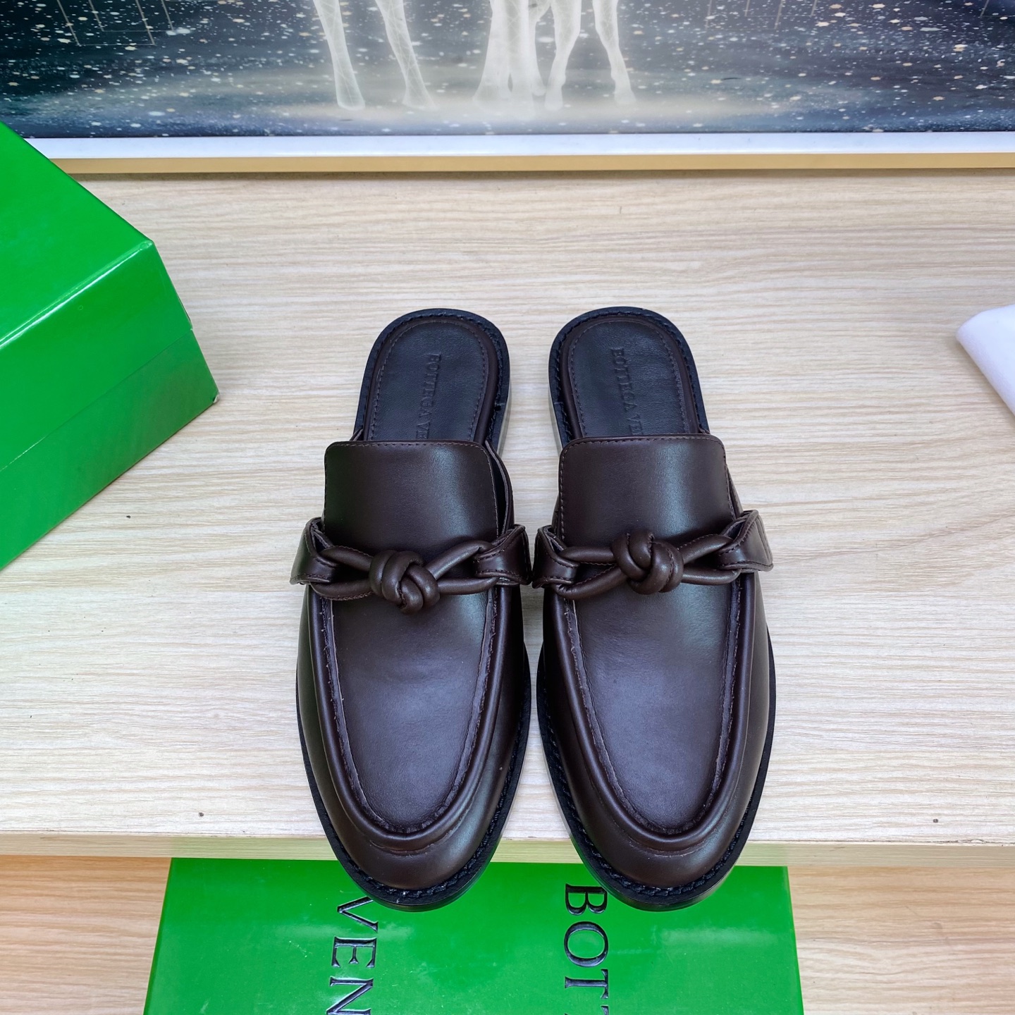 NO:173376,BOTTEGA VENET* genuine leather genuine leather knotted accessories for men and women Astaire loafer slippers brown calfskin old style loafer original one-to-one practice consistent hardware Another trend today Ceiling Two-color Color versatile Delicate flat sole Wrap fabric Same color heel leather Careful design Never sloppy, durable and comfortable Upper material with original beads Calfskin Material soft and smooth Hand-sewn zipper opening and closing design Sexy and comfortable Hand-sewn craftsmanship Sheepskin inner inner comfort High-end Pin-the-sole Select original mold for nailing outsole Consistent leather outsole Benchmarked Formation Use original packaging Shoe bags with adhesive logo technology The highest end of the market Use hot melt adhesive to shape the toe heel easily rebound and not deformed High heel series  Packing fabric crafts The upper line is made of Italian computer needle truck. Fine workmanship. Select original packaging. Three-in-one box. Treat customers sincerely. 35 36 37 38 39 40 41 (40 41 customized), semi-torch, bottega veneta, loafers, slippers, cowhide, sheepskin, Leather soles19860909BOTTEGA VENET* 真皮 真皮结绳配饰 男女款 Astaire乐福拖鞋 咖色小牛皮老钱风 乐福拖鞋 原版一比一做法 一致五金  当今流行的又一趋势 天花板啦 双色 色百搭 精致平底 包裹面料 同色跟皮 用心设计 绝不马虎 耐穿舒适 鞋面材质选用同原版的开边珠 小牛皮 材质柔软顺滑 手工缝制后拉链开合设计 性感舒适 手工缝制工艺 垫脚内里选用羊皮内里舒适高端 打钉大底选用原版开模 一致真皮大底  对标对版 选用原版包装 鞋子布袋采用印胶logo工艺 市场最高端 采用热熔胶定型鞋头 后跟 易回弹不变形 高跟系列 包面料工艺 鞋面车线选用意大利电脑针车 做工精细 选用原版包装 三合一盒子 真心对待客人 35 36 37 38 39 40 41 （40 41 定制）,半拖,bottega veneta,loafers,slippers,cowhide,sheepskin,Leather soles,Women's Shoes