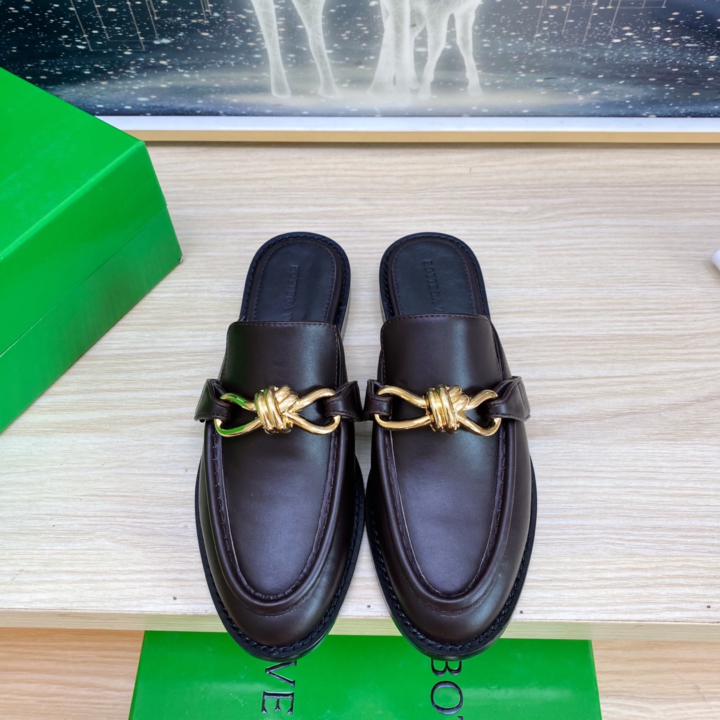 NO:173378,BOTTEGA VENET* genuine leather gold hardware knotted accessories men and women Astaire loafer slippers brown calfskin old money style loafer original one-to-one practice consistent hardware Another trend today Ceiling Two-color Color versatile Delicate flat sole Wrap fabric Same color heel leather Careful design Never sloppy, durable and comfortable Upper material with original beads Calfskin material soft and smooth Hand-sewn zipper opening and closing design Sexy and comfortable Hand-sewn craftsmanship Sheepskin inner inner comfort High-end nailing sole choice original mold consistent leather sole benchmarking selection Original packaging Shoe bag adopts glue logo technology The highest end of the market Use hot melt adhesive to shape the toe heel easily rebound and not deformed  High heel series, bag fabric craft, upper car line is selected from Italian computer needle truck, fine workmanship, original packaging, three-in-one box, treat customers sincerely 35 36 37 38 39 40 41 (40 41 customization), semi-torque, bottega veneta, loafers, slippers, cowhide, sheepskin, Leather soles19860909BOTTEGA VENET* 真皮 金色五金 结绳配饰 男女款 Astaire乐福拖鞋 咖色 小牛皮老钱风 乐福拖鞋 原版一比一做法 一致五金  当今流行的又一趋势 天花板啦 双色 色百搭 精致平底 包裹面料 同色跟皮 用心设计 绝不马虎 耐穿舒适 鞋面材质选用同原版的开边珠 小牛皮 材质柔软顺滑 手工缝制后拉链开合设计 性感舒适 手工缝制工艺 垫脚内里选用羊皮内里舒适高端 打钉大底选用原版开模 一致真皮大底  对标对版 选用原版包装 鞋子布袋采用印胶logo工艺 市场最高端 采用热熔胶定型鞋头 后跟 易回弹不变形 高跟系列 包面料工艺 鞋面车线选用意大利电脑针车 做工精细 选用原版包装 三合一盒子 真心对待客人 35 36 37 38 39 40 41（40 41 定制）,半拖,bottega veneta,loafers,slippers,cowhide,sheepskin,Leather soles,Women's Shoes