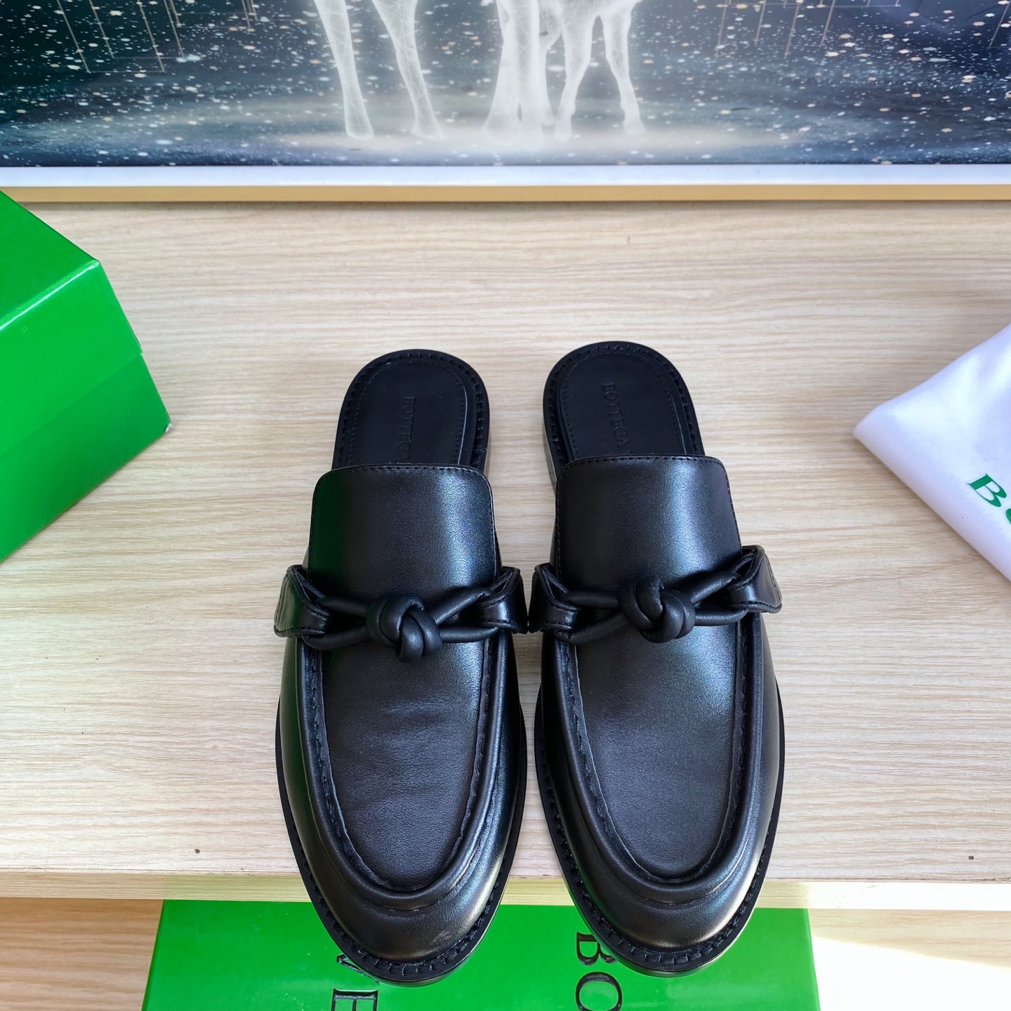 NO:173380,BOTTEGA VENET* genuine leather genuine leather knotted accessories for men and women Astaire loafer slippers Black calfskin old style loafer original one-to-one practice consistent hardware Another trend today Ceiling Two-color Color versatile Delicate flat sole Wrap fabric Same color heel leather Careful design Never sloppy, durable and comfortable Upper material with original beads Calfskin Material soft and smooth Hand-sewn zipper opening and closing design Sexy and comfortable Hand-sewn craftsmanship Sheepskin inner inner comfort High-end Pin-the-sole Select original mold for nailing, consistent leather sole, benchmarking and matching version Select original packaging Shoe bags adopt glue logo technology The highest end of the market Use hot melt glue toe toe Heel Easy to rebound and not deform High heel series  Packing fabric crafts The upper line is made of Italian computer needle truck. Fine workmanship. Select original packaging. Three-in-one box. Treat customers sincerely. 35 36 37 38 39 40 41 (40 41 customized), semi-torch, bottega veneta, loafers, slippers, cowhide, sheepskin, Leather soles19860909BOTTEGA VENET* 真皮 真皮结绳配饰 男女款 Astaire乐福拖鞋 黑色小牛皮老钱风 乐福拖鞋 原版一比一做法 一致五金  当今流行的又一趋势 天花板啦 双色 色百搭 精致平底 包裹面料 同色跟皮 用心设计 绝不马虎 耐穿舒适 鞋面材质选用同原版的开边珠 小牛皮 材质柔软顺滑 手工缝制后拉链开合设计 性感舒适 手工缝制工艺 垫脚内里选用羊皮内里舒适高端 打钉大底选用原版开模 一致真皮大底  对标对版 选用原版包装 鞋子布袋采用印胶logo工艺 市场最高端 采用热熔胶定型鞋头 后跟 易回弹不变形 高跟系列 包面料工艺 鞋面车线选用意大利电脑针车 做工精细 选用原版包装 三合一盒子 真心对待客人 35 36 37 38 39 40 41 （40 41 定制）,半拖,bottega veneta,loafers,slippers,cowhide,sheepskin,Leather soles,Women's Shoes