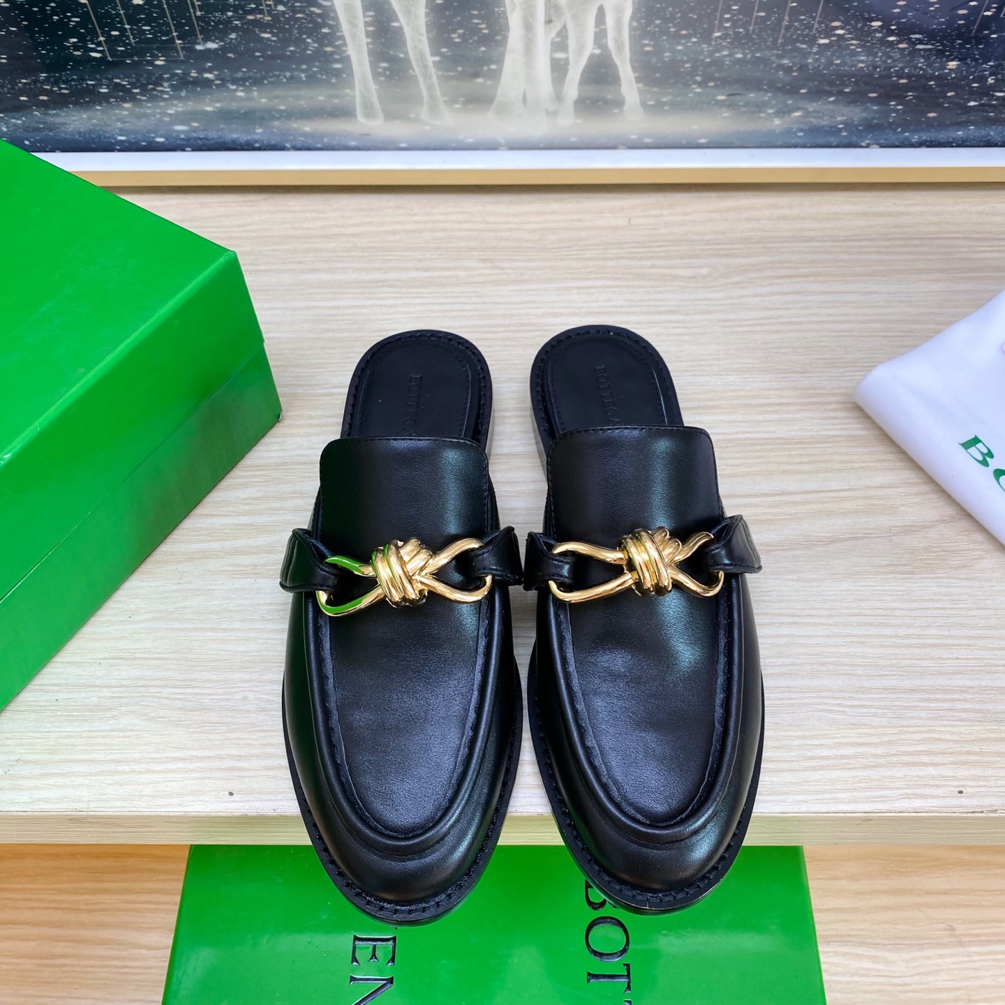 NO:173382,BOTTEGA VENET* genuine leather gold hardware knotted accessories men and women Astaire loafer slippers black calfskin old money style loafer original one-to-one practice consistent hardware Another trend today Ceiling Two-color Color versatile Delicate flat sole Wrap fabric Same color heel leather Careful design Never sloppy, durable and comfortable Upper material with original beads Calfskin material soft and smooth Hand-sewn zipper opening and closing design Sexy and comfortable Hand-sewn craftsmanship Sheepskin inner inner comfort High-end nailing sole Select original mold Uniform leather sole Benchmarked and matched version Select original packaging Shoe bags adopt glue logo technology The highest end of the market Use hot melt glue toe toe Heel Easy to rebound and not deform High heel series  Packing fabric crafts The upper line is made of Italian computer needle truck. Fine workmanship. Select original packaging. Three-in-one box. Treat customers sincerely. 35 36 37 38 39 40 41 (40 41 customized), semi-torch, bottega veneta, loafers, slippers, cowhide, sheepskin, Leather soles19860909BOTTEGA VENET* 真皮 金色五金 结绳配饰 男女款 Astaire乐福拖鞋 黑色小牛皮老钱风 乐福拖鞋 原版一比一做法 一致五金  当今流行的又一趋势 天花板啦 双色 色百搭 精致平底 包裹面料 同色跟皮 用心设计 绝不马虎 耐穿舒适 鞋面材质选用同原版的开边珠 小牛皮 材质柔软顺滑 手工缝制后拉链开合设计 性感舒适 手工缝制工艺 垫脚内里选用羊皮内里舒适高端 打钉大底选用原版开模 一致真皮大底  对标对版 选用原版包装 鞋子布袋采用印胶logo工艺 市场最高端 采用热熔胶定型鞋头 后跟 易回弹不变形 高跟系列 包面料工艺 鞋面车线选用意大利电脑针车 做工精细 选用原版包装 三合一盒子 真心对待客人 35 36 37 38 39 40 41（40 41 定制）,半拖,bottega veneta,loafers,slippers,cowhide,sheepskin,Leather soles,Women's Shoes