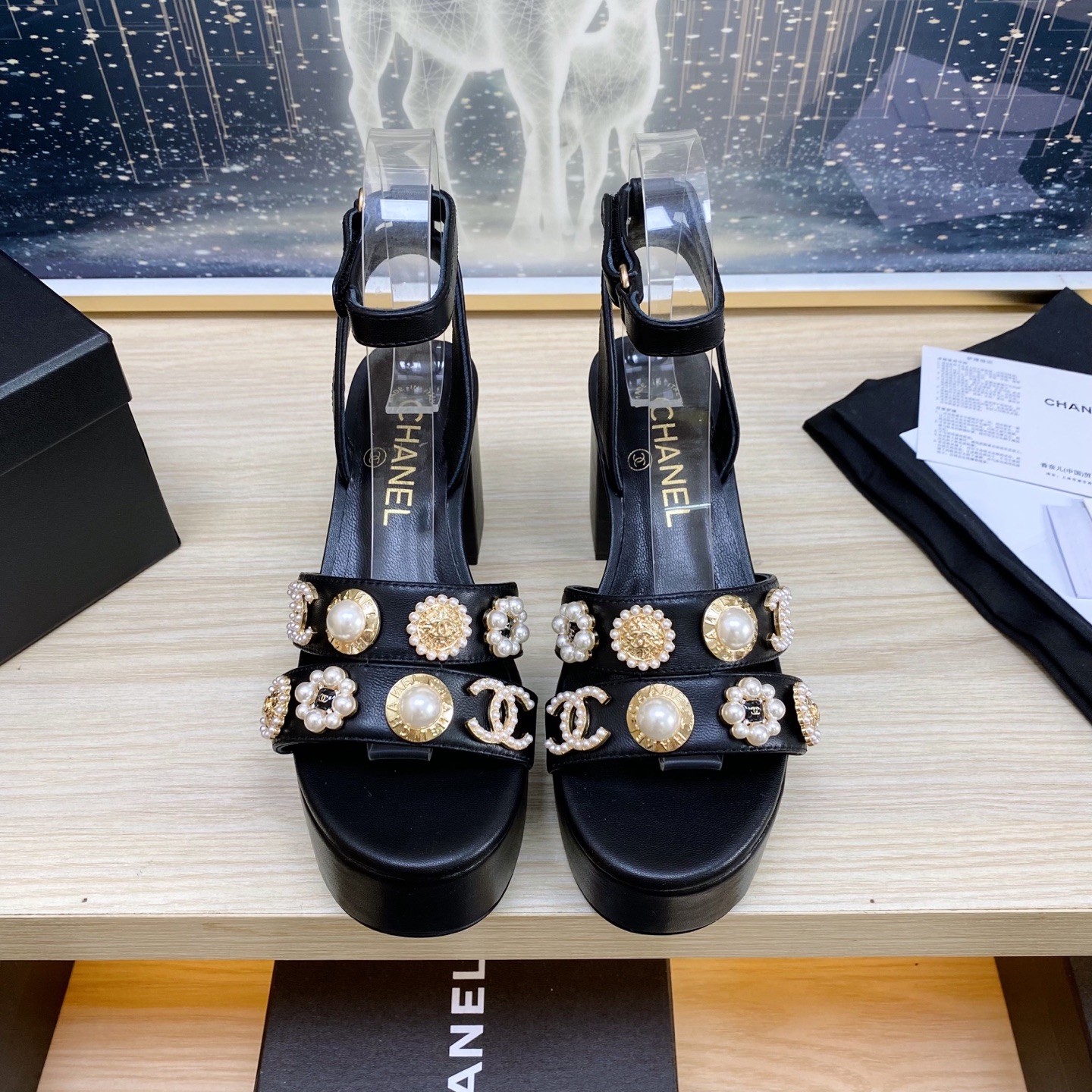 NO:260081,CHANEL~~Summer waterproof platform thick heel sandals~~The upper adopts Yangjing embroidery, which makes the feet feel comfortable and fashionable and versatile 1 imported sheepskin (silk) 2 inner lining: mixed-bred sheepskin 3 large sole original molded Italian leather sole 4 shoe sizes: 34-41 (34, 40, 41 custom-made, non-return and exchange), sandals, chanel, sandals, sheepskin, silk fabric, sheep, Leather soles19860909CHANEL~~夏季款防水台粗跟凉鞋~~鞋面采用了羊京刺绣,脚感舒适,时尚百搭 1鞋面进囗羊皮（绸缎） 2内里: 混种羊皮 3大底原版开模意大利真皮大底 4鞋码: 34-41（34、40、41定制不退换）,凉鞋,chanel,sandals,sheepskin,silk fabric,sheep,Leather soles,Women's Shoes