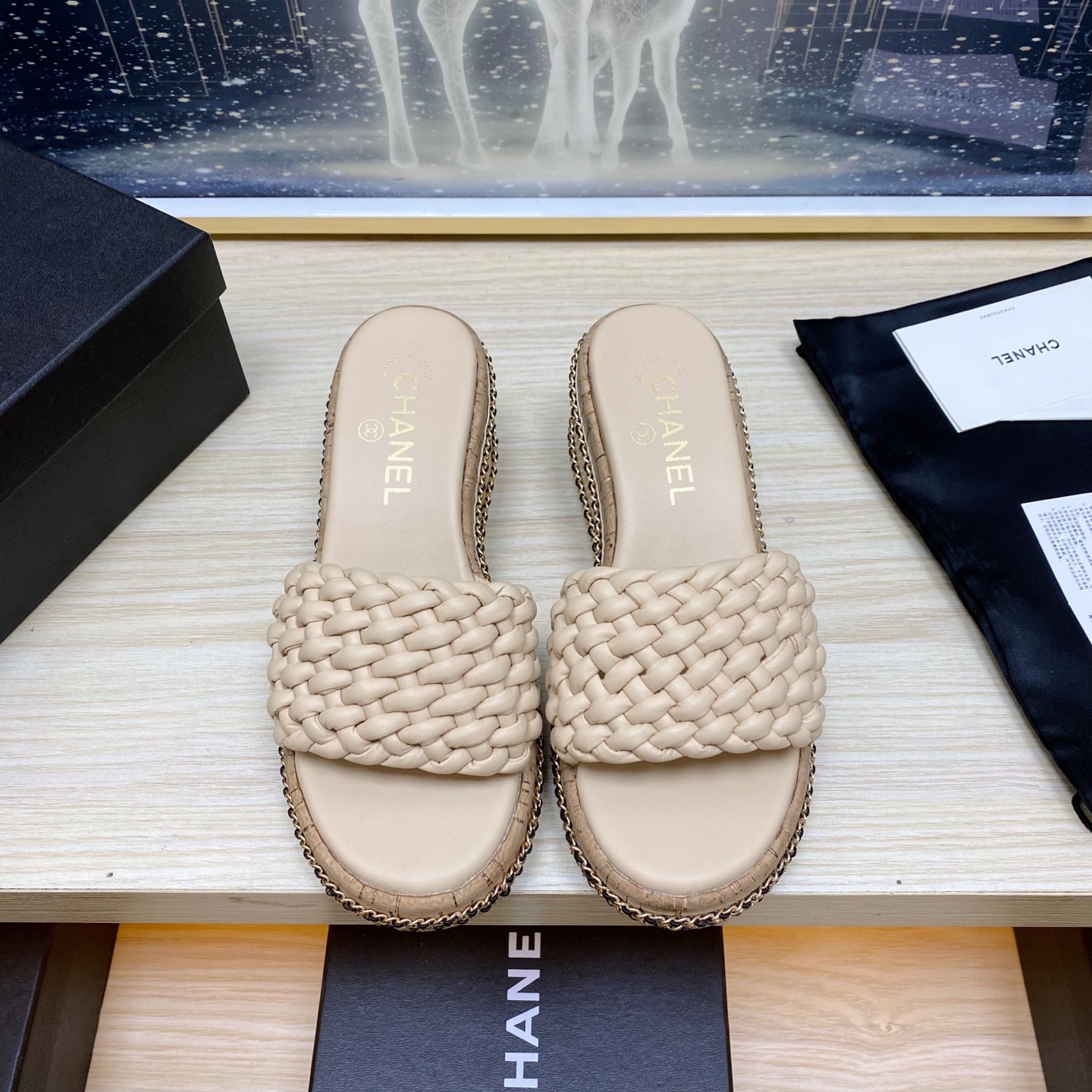 NO:260078,★★★Many celebrities are here, a versatile series that domestic and foreign bloggers are popular with, a must-have for spring and summer wardrobe matching, sandals are the first choice. Upper imported super soft sheepskin (silk) inner lining: imported crystal sheepskin inner lining, original mold-open custom rubber sole Shoe size: 35-39 (40, 41, 42 customized, non-return and exchange) Delivery luxury latest counter synchronous packaging, slippers sandals, sandals, slippers, sheepskin, silk fabric19860909★★★众多明星网红上脚,国内外博主刷爆的一个百搭系列,春夏衣橱搭配必备 凉鞋首选. 鞋面进口超柔羊皮（绸缎） 内里: 进口水晶羊皮内里 大底原版开模定制橡胶底 鞋码: 35-39（40、41、42定做不退换） 配送豪华最新专柜同步包装,拖鞋凉鞋,sandals,slippers,sheepskin,silk fabric,Women's Shoes