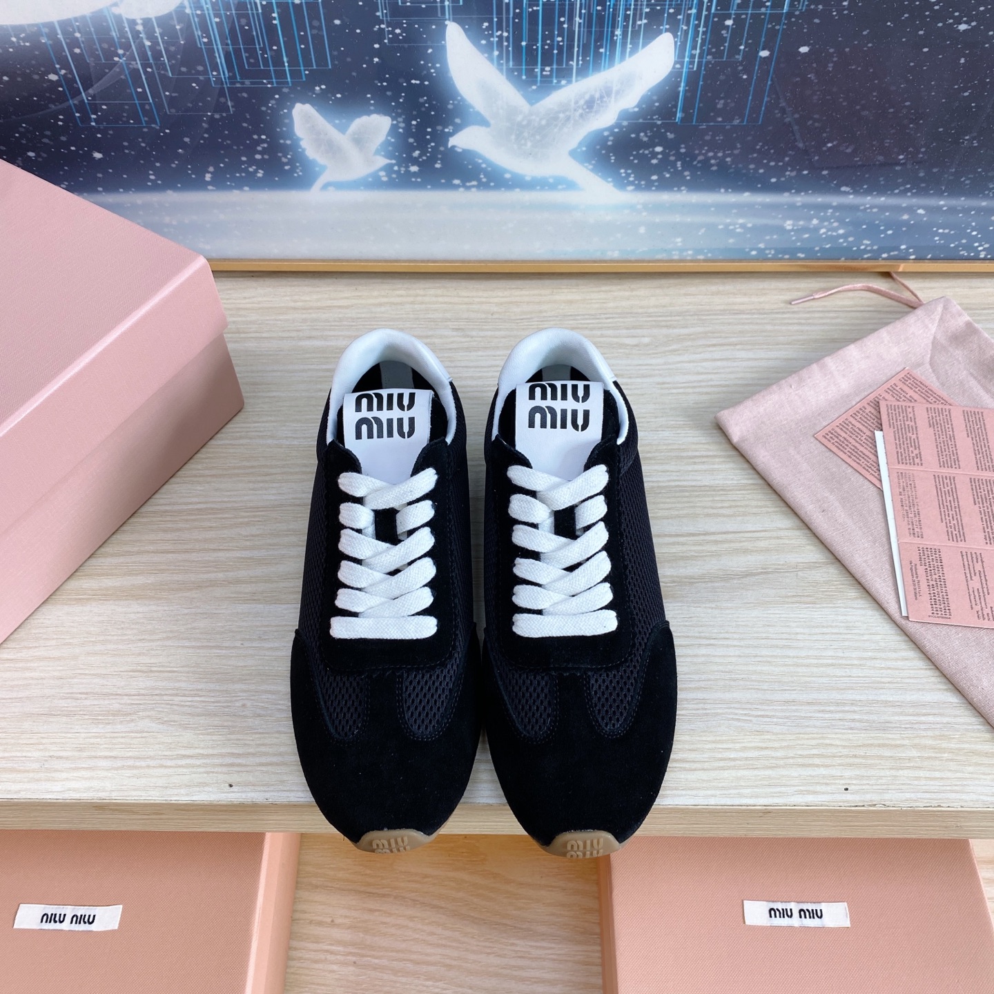 NO:260086,Run the price and price. The new model of early spring, popular casual shoes, white shoes. This year's main model is retro and fashionable, simple and high-end, casually matched. It is very comfortable to wear and must-have for the year!  The upper is original ox back velvet, inner sheepskin, original outsole size 35-41, casual shoes/sports shoes, miumiu, sneakers, sheepskin19860909跑量价 缪缪miumiu早春新款 火爆款休闲鞋 小白鞋 今年主推款 复古做旧时尚 简约高级 随意搭配 上脚非常舒适,年度必入款！鞋面原版牛反绒,内里羊皮 ,原版大底 码数35-41,休闲鞋/运动鞋,miumiu,sneakers,sheepskin,Women's Shoes