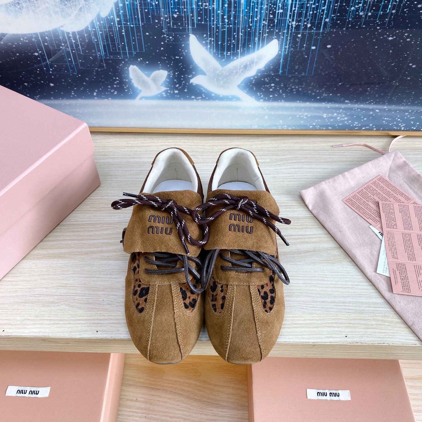 NO:260089,MiuMiu·Miu Miu 2025 latest catwalk style, casual sports shoes, Forrest Gump shoes, Deshu shoes. This series is so girly. This series is really beautiful. The Oxford thin-soled design is super light and comfortable to wear, and it is not tired of walking. It looks good and fashionable... This year's Miu has started to have a cheat, and everyone is very beautiful!  Close-up of details from the Miu Miu series, the fabric is made of deer-skin spliced ​​horse hair, the new season's trend elements and the concept of the love at the moment, the multi-dimensional collision, conveying the modern style simple and high-end style. It is easy to match, and it looks good no matter how you wear it this spring and summer fashion essence favorite. The fabric is imported deer-skin spliced ​​horse hair, the inner lining is original breathable and brie, the original wear-resistant rubber sole, the size 35--40, casual shoes/sports shoes, miumiu, sneakers19860909MiuMiu·缪缪2025早春最新走秀款 休闲 运动鞋 阿甘鞋 德训鞋 缪缪这一款也太少女了吧这系列真的太好看了,牛津薄底的设计,上脚超级轻便舒服,暴走不累 好看又时尚……今年的Miu开了挂啦每个都特别好看！来自Miu Miu系列的细节特写,面料釆用鹿皮拼接马毛,新季的潮流要素与此刻挚爱的概念,多元对撞,传达现代风格简约高级 随意搭配,怎么穿都好看今春夏时髦精最爱 面料进口鹿皮拼接马毛 内里原版透气布里 大底原版耐磨橡胶鞋底 码数35--40,休闲鞋/运动鞋,miumiu,sneakers,Women's Shoes