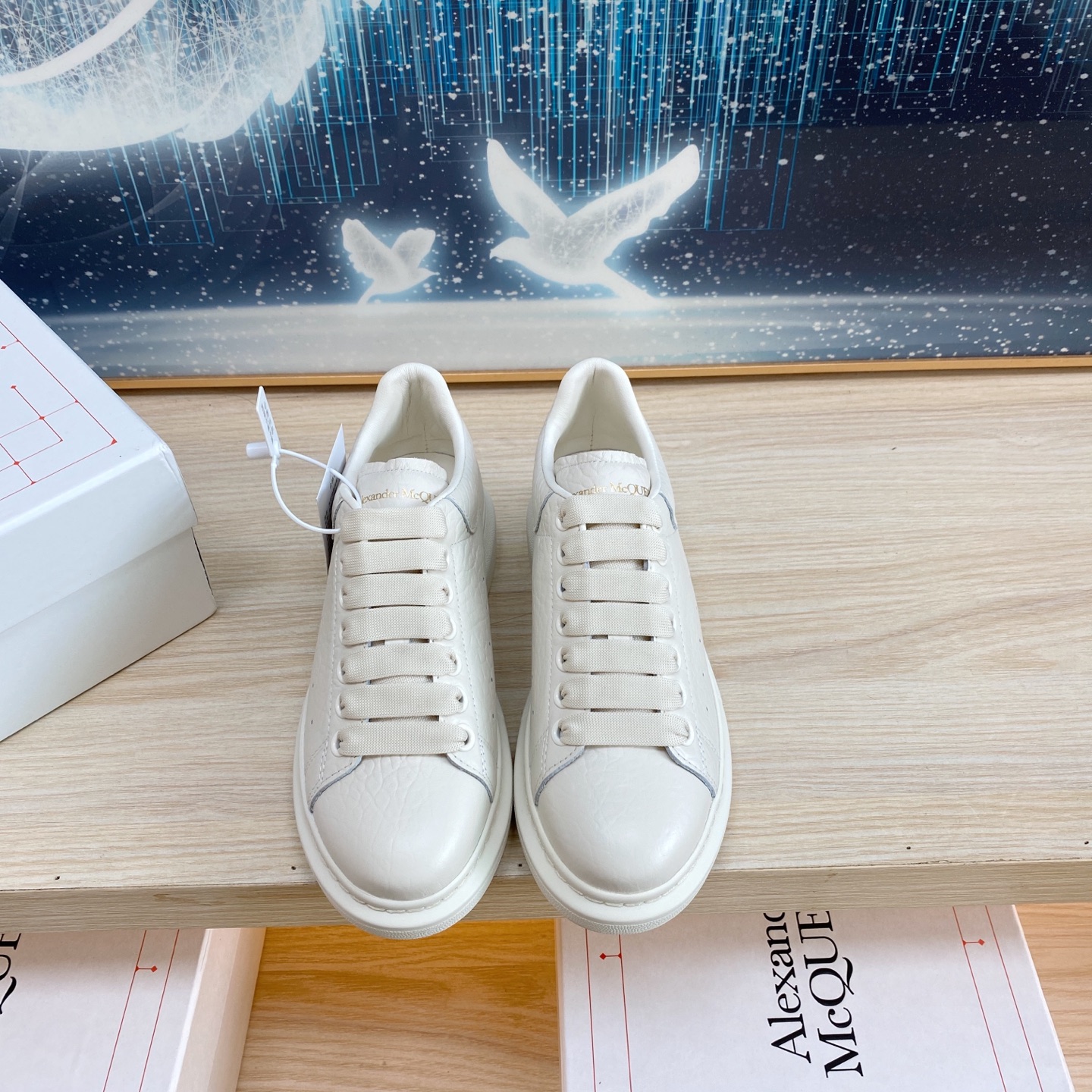 NO:260080,Deer-skin pattern for women and men. New McQueen high-quality top-grade version of Alexander mcqueen / Classic star hot versatile white shoes. Women's size 34-41 (34 41 customized) Men's size 38-45 (38 45 customized) has been upgraded. After a year of hard polishing, the new generation of new lasts is replicated with the original and head shape that is 100% consistent with the authentic one (you can go to the counter to compare the original version to verify). The first 30-year-old master made it based on the original flavor of the original version with Asian foot shape 11. During the comfort debugging of the foot, the girl tried it on and repeatedly grinded it until all foot shapes are comfortable to wear, and finally finalized the last mold. All colors are basically made, and the color schemes are often sold are in stock, and others are constantly updated... Fabric customization original silk top-level cowhide fabric/rolling process  Cowhide inner lining and mixed-bred sheepskin lining processed by imported leather embryos. The foot pads are the same as the original version, and the imported high elastic PU foaming force   cowhide integrated injection molding, non-brushed adhesive. The original version has exclusive mold opening, yellowing resistance (please note that the new version and new label are different from the old version. Everyone should distinguish them well, including the head shape, and they are also different), casual shoes/sports shoes, alexander mcqueen, sneakers, cowhide, sheepskin19860909女男鹿皮纹 新款 麦昆高品质顶级版Alexander mcqueen / 经典明星爆款百搭小白鞋 女码数34-41（34 41定做）  男码数38-45（38 45定做） 已升级,全新一代新楦型楦型经过一年刻苦打磨,复刻出与正品百分百一致的整体楦型以及头型（可到专柜对比原版验证） 首家30年高级师傅按原版原味基础以亚洲脚型11制做,上脚舒适度调试期间经过十几个不同脚型小姐姐试穿,反复研磨,直至达到所有脚型都穿的舒适才最终敲定楦头模具 全系颜色基本都有做,常卖配色均有现货,其他不断更新…… 面料定制原版丝绸顶级头层牛皮面料/滚涂工艺 内里进口皮胚加工制作的牛皮内里、混种羊皮内里 垫脚同原版一样开模的进口高弹性的PU发泡回力 牛皮一体注塑而成,非刷胶粘合 大底原版独家开模,耐发黄工艺（请注意新版新标的大底,长度、围度,跟旧版本的都是不一样的,大家要区分好,包括头型也都是不一样的哦）,休闲鞋/运动鞋,alexander mcqueen,sneakers,cowhide,sheepskin,Women's Shoes