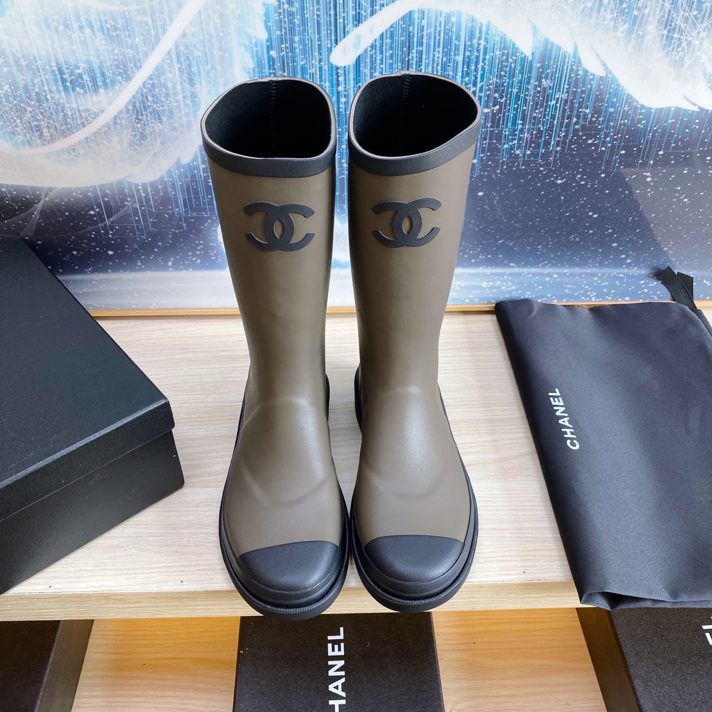 NO:260077,Upgraded version Original OEM Production (Rubber Vulcanized Edition - Seamless in the Middle) Original version purchased, made with a lot of money 24S small fragrance rain boots, top version of rubber vulcanization process without seam Rubber vulcanization production process, consistent with the original Environmentally friendly rubber material, no odor, consistent with the original No seam, consistent with the original Soles and boots are combined cold sticking process, non-single-use molding, consistent with the original Number of 35-40 [Standard Code] Colors molan, green, burgundy, boots, boots, rain boots19860909升级版 原版代工厂出品 (橡胶硫化版-中间无缝)原版购入,重金打造 24S小香雨靴,无合缝线橡胶硫化工艺顶级版本 橡胶硫化生产工艺,与原版一致 环保橡胶材质,无异味,与原版一致 无合缝线,与原版一致 鞋底和靴筒是组合冷粘工艺,非一次性成型,与原版一致 码数35-40码【标准码】 颜色墨兰、绿色、酒红色,靴子,boots,rain boots,Women's Shoes