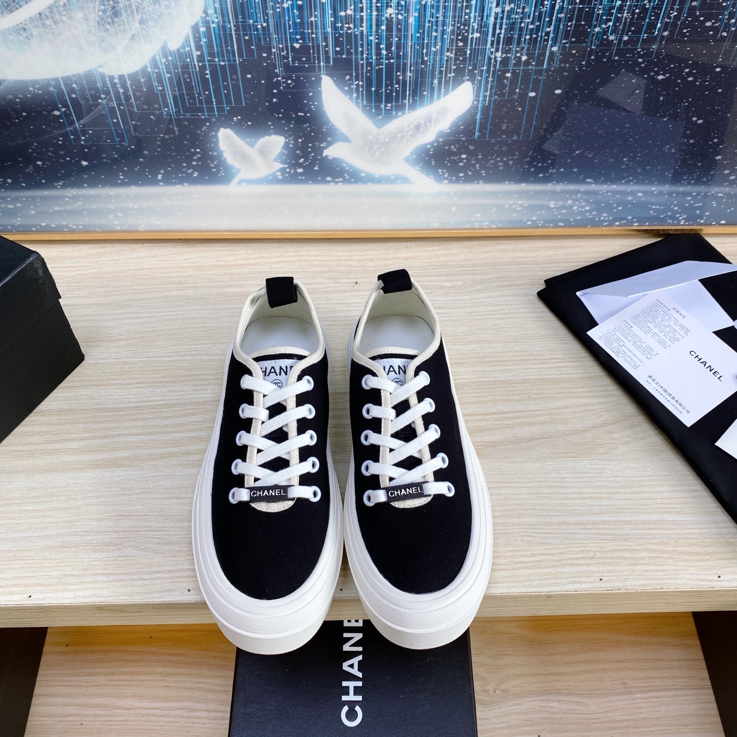 NO:260071,Chanel 25C hidden casual white shoes!  Full of Vintage, the medieval replica model is get~ The white shoes are suitable for spring and summer, and the black and white splicing is very Chanel. It is very retro-academic with socks. Size: 35-40 (40 custom made without return or exchange), casual shoes/sports shoes, chanel, sneakers, socks19860909Chanel 25C隐藏款休闲小白鞋！ Vintage感满满,中古复刻款get啦～ 小白鞋适配春夏,黑白拼接就很Chanel. 配合袜子就很复古学院的感觉. Size:35-40（40定做不退换）,休闲鞋/运动鞋,chanel,sneakers,socks,Women's Shoes