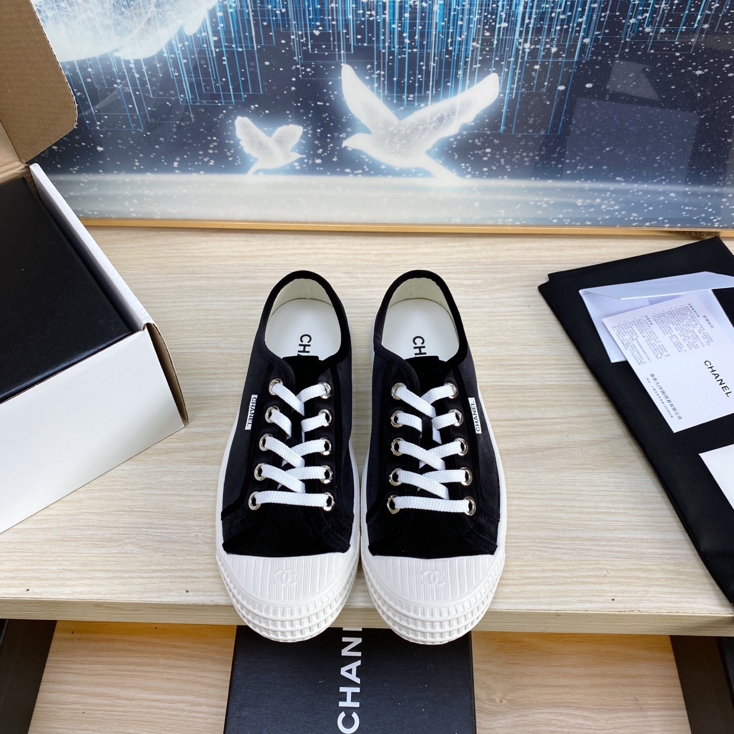 NO:260074,Chane* 25c hidden casual white shoes full of Vintage, mid-sampled replica style get the white shoes are suitable for spring and summer, black and white splicing is very Chanel. It is very retro college-like with socks. Full set of packaging is equipped with white airplane box, imported velvet cloth upper, inner cowhide, Size: 35-40 (40 customization, no return or exchange), casual shoes/sports, chanel, sneakers, cowhide, socks19860909Chane* 25c 隐藏款休闲小白鞋 Vintage感满满,中古复刻款get啦 小白鞋适配春夏,黑白拼接就很Chanel.配合袜子就很复古学院的感觉.全套包装配白色飞机盒 鞋面进口丝绒布面 内里牛皮里 Size:35-40（40定制不退换）,休闲鞋/运动鞋,chanel,sneakers,cowhide,socks,Women's Shoes