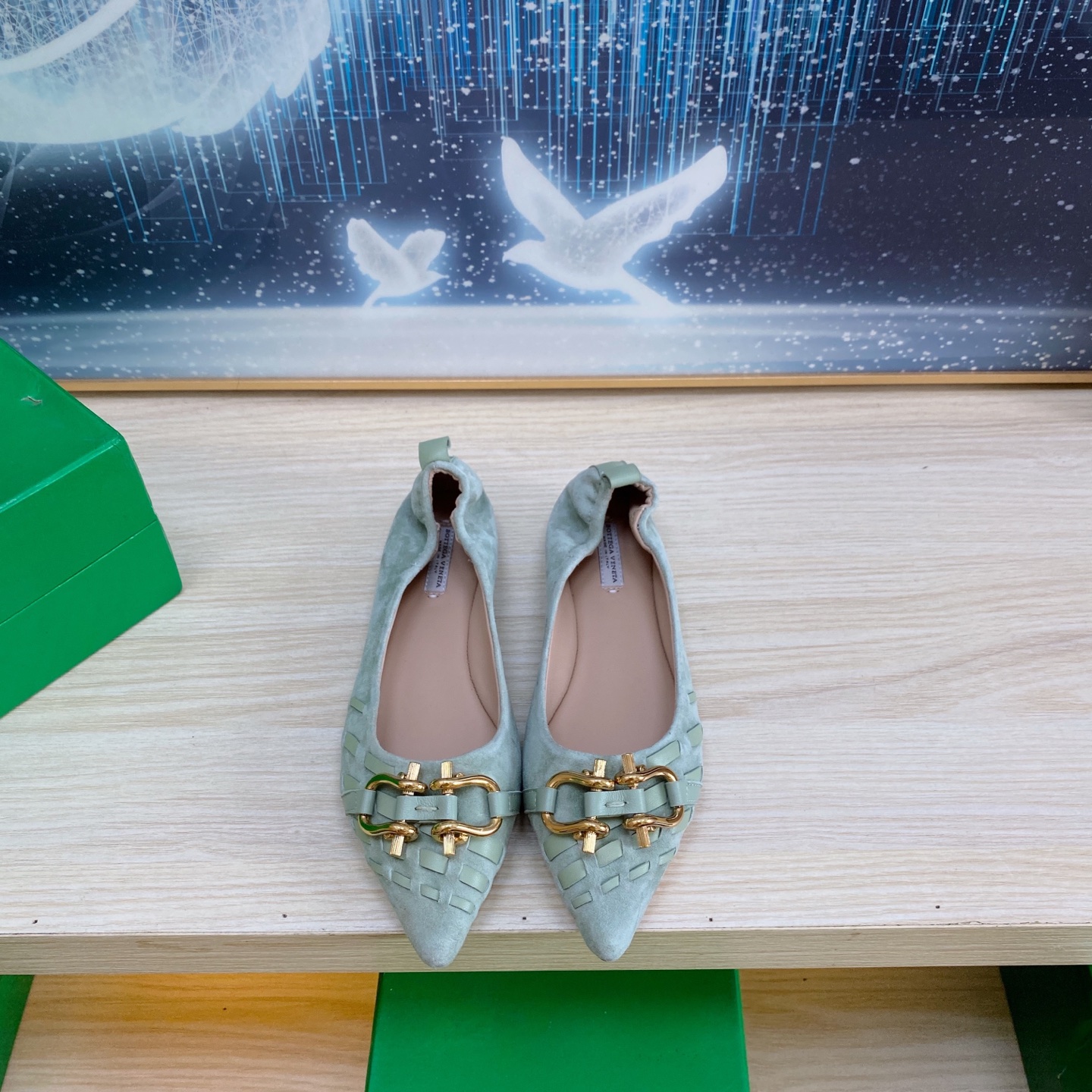 NO:260067,Flat-sole shoes, genuine leather hand-woven BV light green, sheep reverse velvet leather Knot series, classic style, three-color color versatile, bun shoe craft, simple piece of leather 7mm strip, hand-woven, high-end, fabric, sheepskin back-woven, footbed sheepskin inner comfortable and high-end, outsole, Italian leather outsole & injection rubber process, light dyeing process, benchmarking, original packaging, shoe bags adopt glue logo process, market top end, hot melt glue toe, heel, easy to rebound and not deform, upper car line is selected from Italian computer needle truck, fine workmanship, original packaging 34 35 36 37 38 39 40 41 (for women 34 40 41, customized), single shoes, bottega veneta, sheepskin, Leather soles19860909平底单鞋 真皮手工编织 BV 淡绿色 羊反绒皮 Knot系列 经典款 三色彩色百搭  包子鞋工艺  简约一块皮7毫米抽条  手工编织而成 高档舒适 面料选用羊反绒皮  垫脚羊皮内里舒适高端 大底选用意大利真皮大底&注塑橡胶工艺 运用轻染工艺 对标对版 选用原版包装 鞋子布袋采用印胶logo工艺 市场最高端 采用热熔胶定型鞋头 后跟 易回弹不变形  鞋面车线选用意大利电脑针车 做工精细 选用原版包装  34 35 36 37 38 39 40 41（女34 40 41 定做）,单鞋,bottega veneta,sheepskin,Leather soles,Women's Shoes