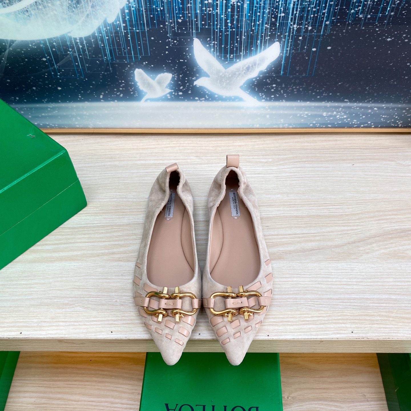 NO:260070,Flat-sole shoes, genuine leather hand-woven BV apricot color, sheep reverse velvet leather Knot series, classic style, three-color color versatile, bun shoe craft, simple piece of leather 7mm strip, hand-woven, high-end, fabric, sheepskin back-woven, footbed sheepskin inner comfortable and high-end, outsole, Italian leather outsole & injection rubber process, light dyeing process, benchmarking, original packaging, shoe bags adopt glue logo process, market top end, hot melt glue toe, heel, easy to rebound and not deform, upper car line is selected from Italian computer needle truck, fine workmanship, original packaging 34 35 36 37 38 39 40 41 (for women 34 40 41, customized), single shoes, bottega veneta, sheepskin, Leather soles19860909平底单鞋 真皮手工编织 BV 杏色 羊反绒皮 Knot系列 经典款 三色彩色百搭  包子鞋工艺  简约一块皮7毫米抽条  手工编织而成 高档舒适 面料选用羊反绒皮  垫脚羊皮内里舒适高端 大底选用意大利真皮大底&注塑橡胶工艺 运用轻染工艺 对标对版 选用原版包装 鞋子布袋采用印胶logo工艺 市场最高端 采用热熔胶定型鞋头 后跟 易回弹不变形  鞋面车线选用意大利电脑针车 做工精细 选用原版包装  34 35 36 37 38 39 40 41（女34 40 41 定做）,单鞋,bottega veneta,sheepskin,Leather soles,Women's Shoes